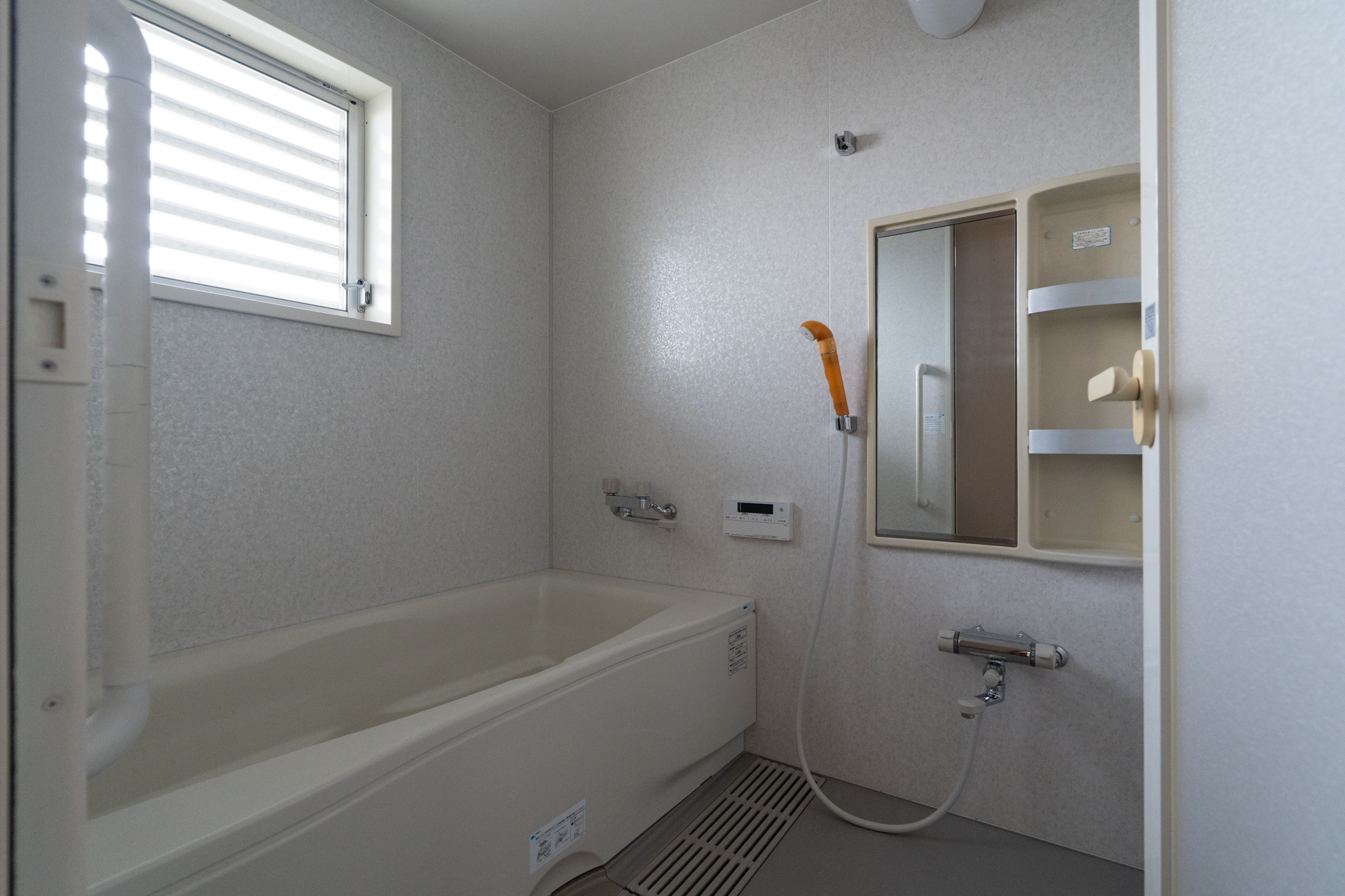 広い浴室にも窓