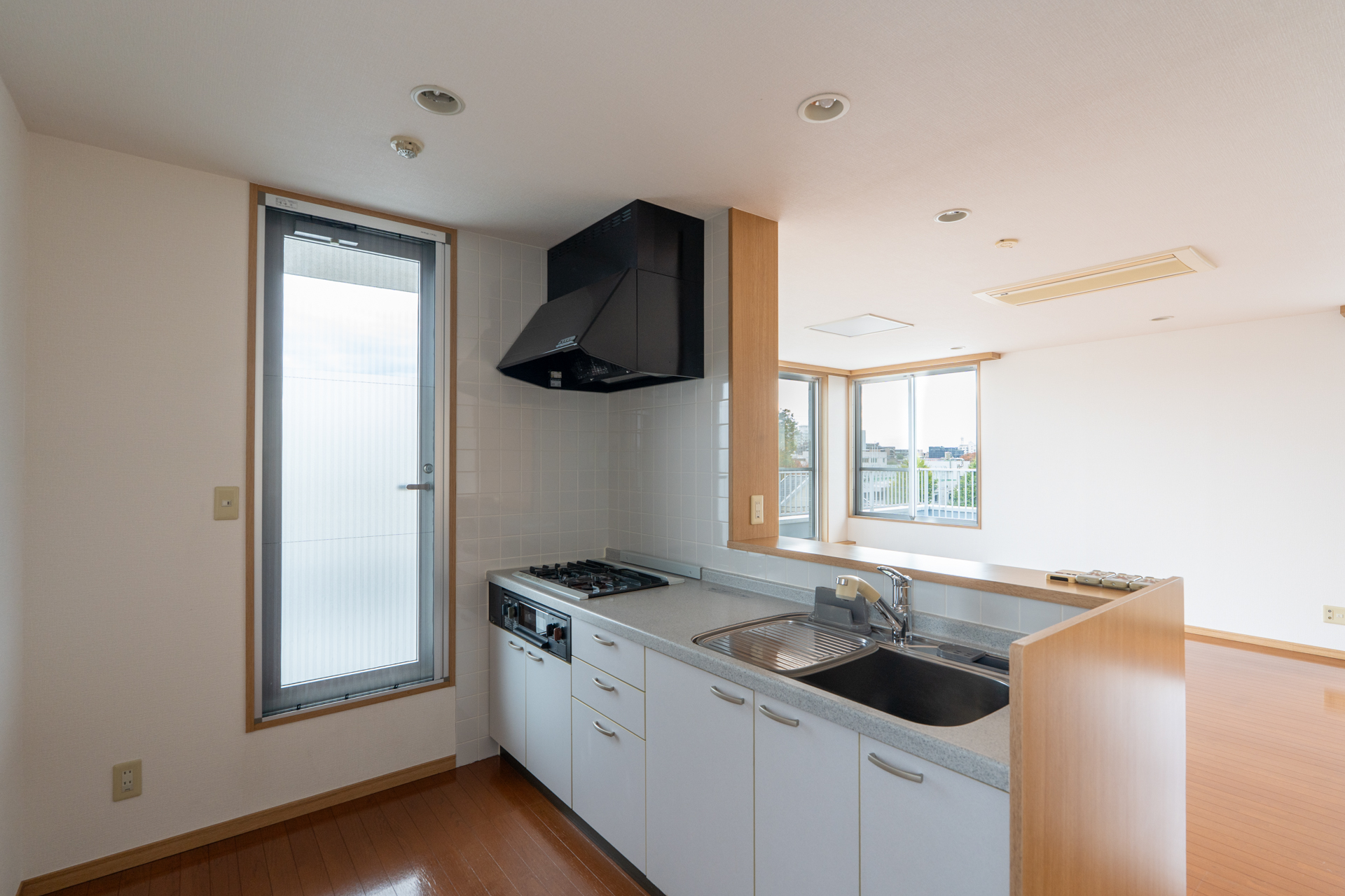 20畳大のLDと別に5畳半ほどのキッチン