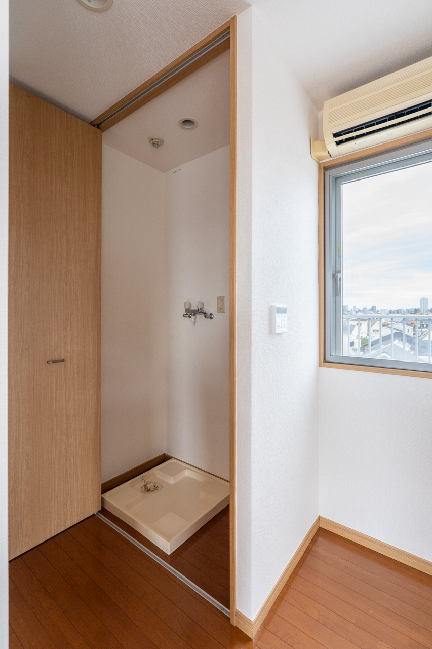 キッチン横に洗濯機置場