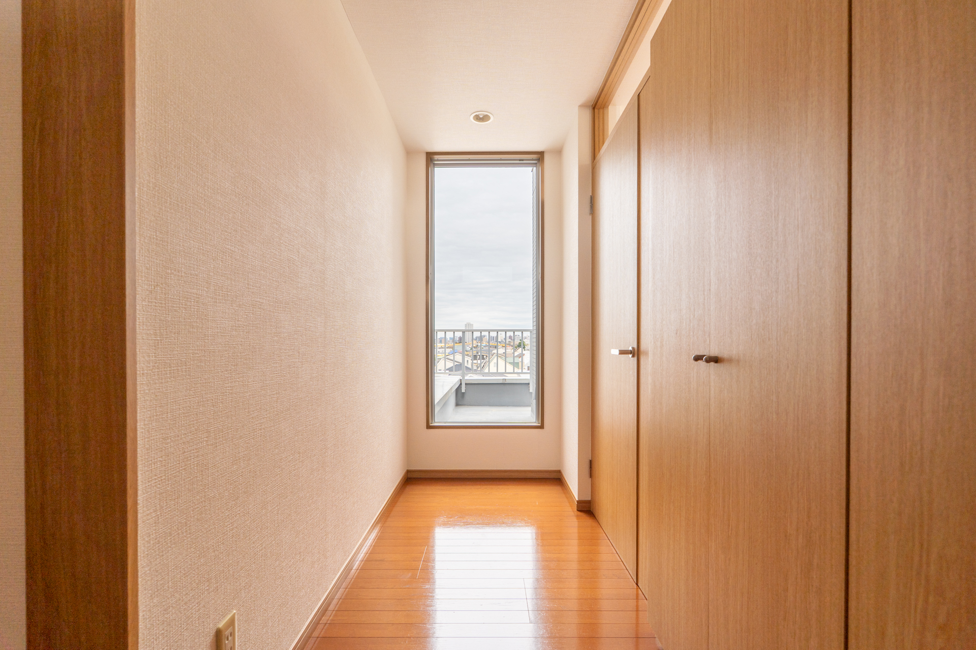 玄関へ入ると正面に明かりとりの窓