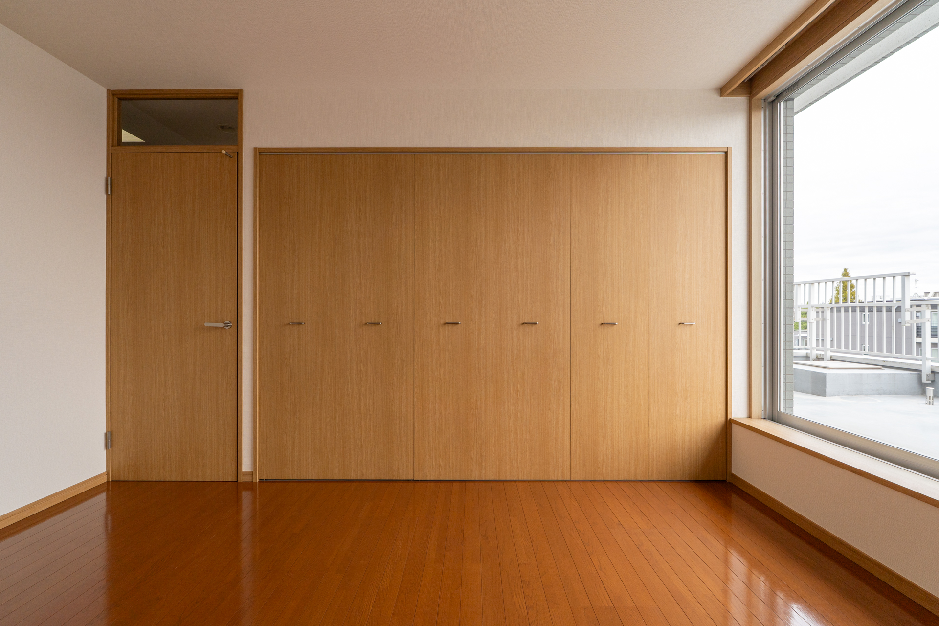 8畳の居室にも収納力高いクローゼット