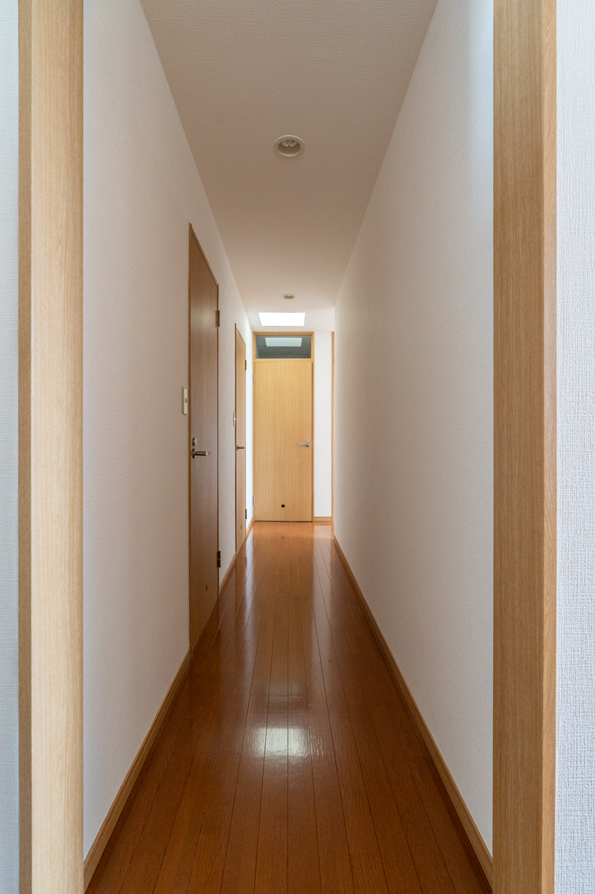 玄関から居室側へ向かう廊下には天窓も