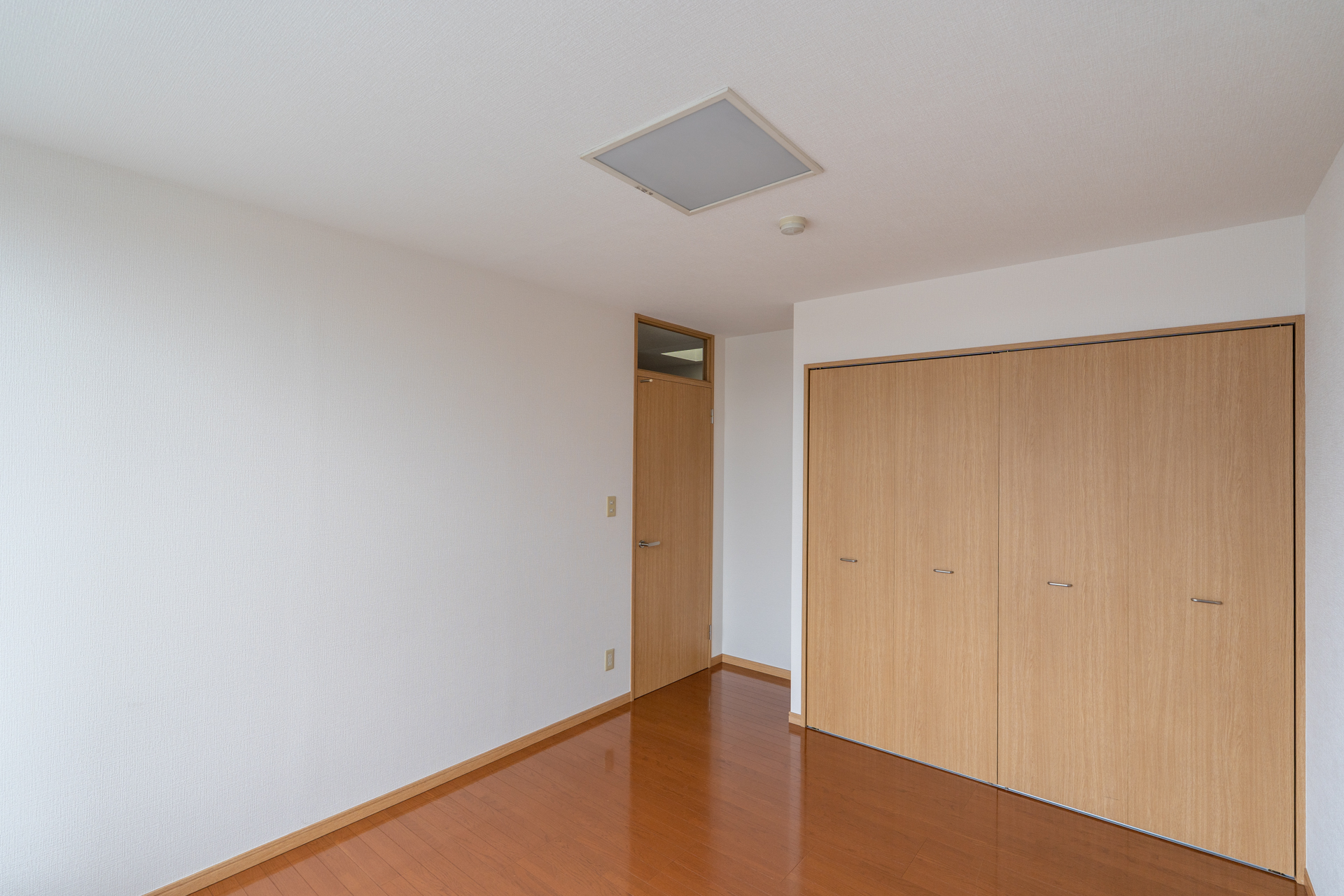 明かり取りの工夫が各ドアの上にも