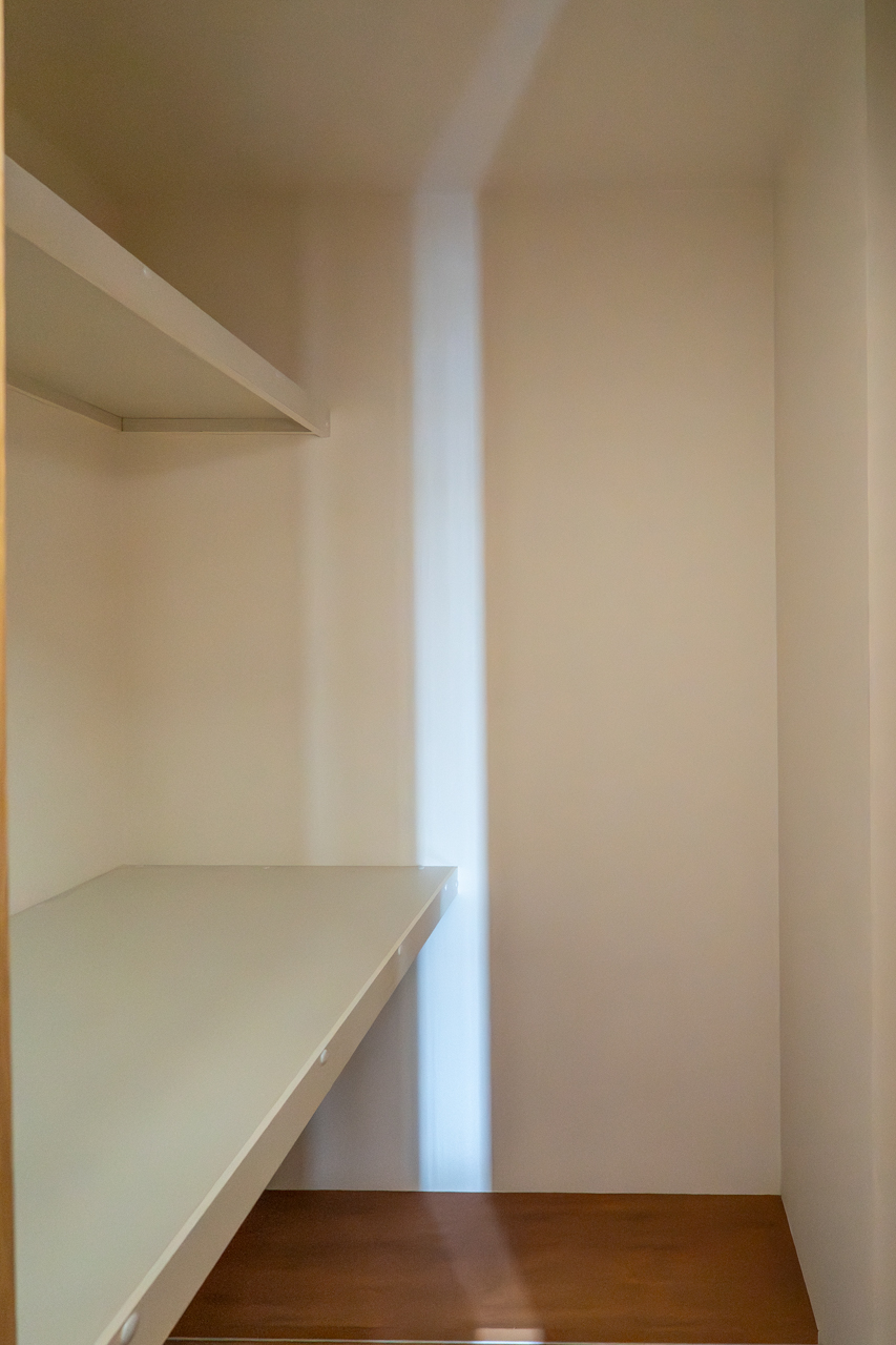 廊下には納戸も