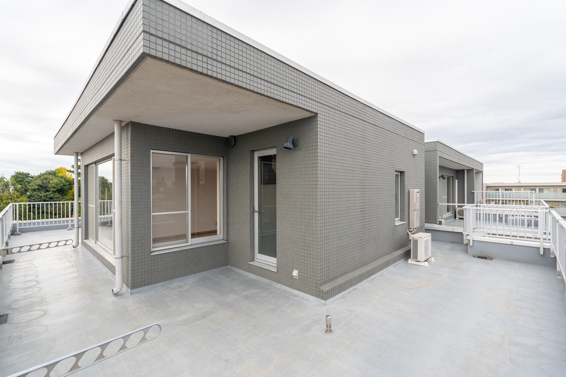 キッチン横の勝手口外にはちょっと屋根が