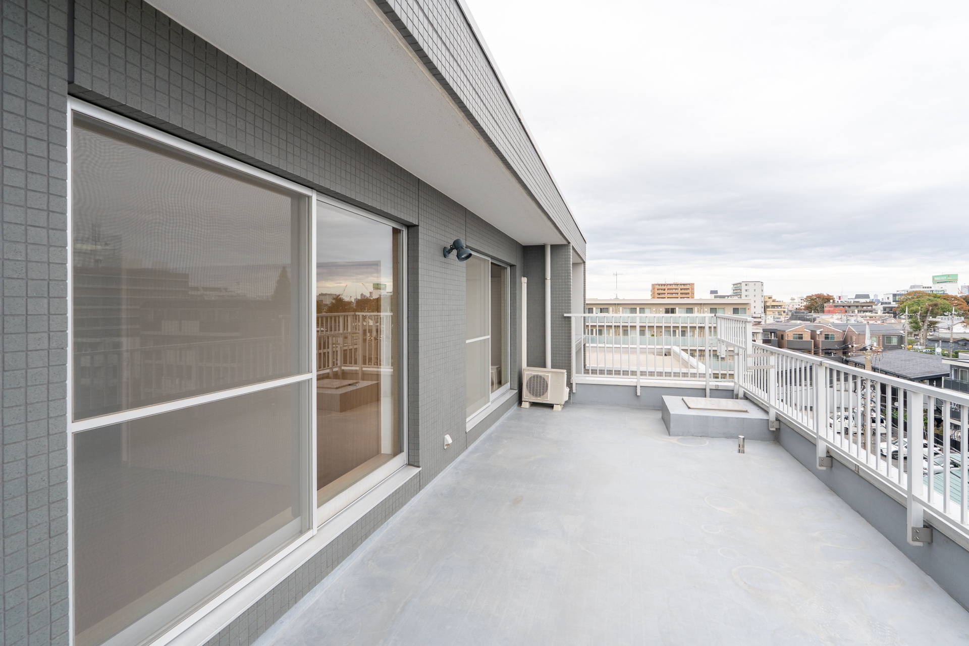 居室前のバルコニーは仕切りなし