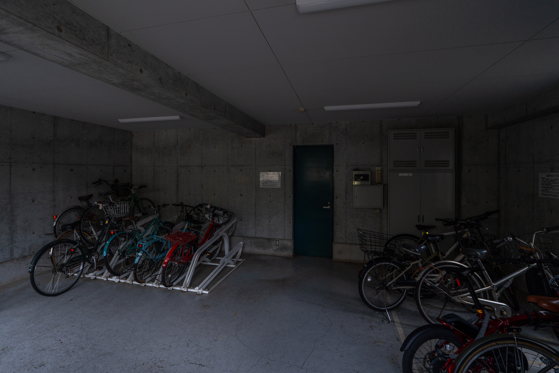 駐輪場には天井とシャッター有り