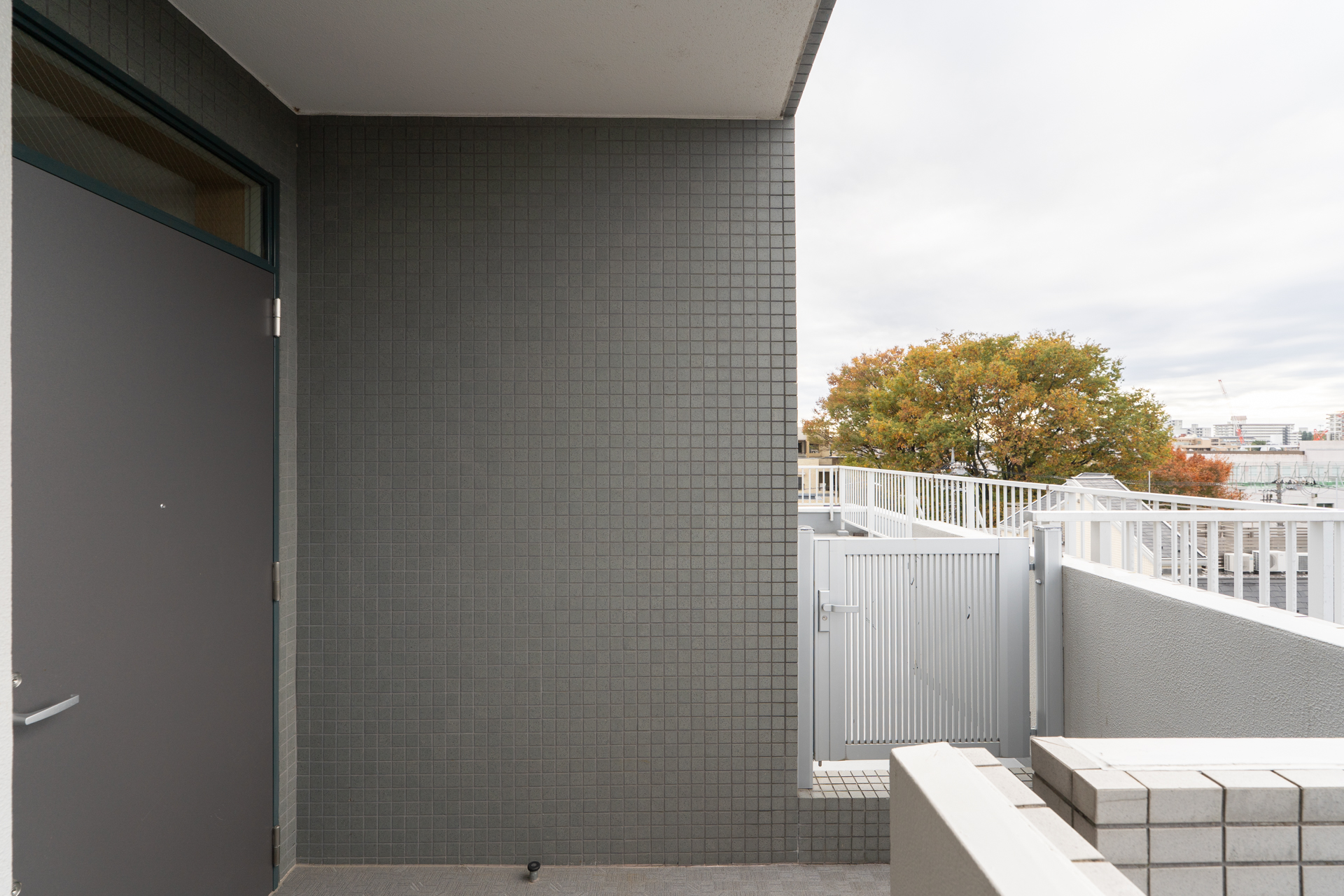 バルコニーには外廊下からもアクセス可