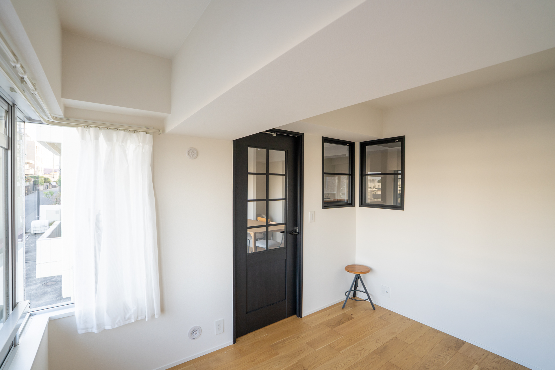 ガラス張りのおかげでLDKとやんわりつながっている感じ