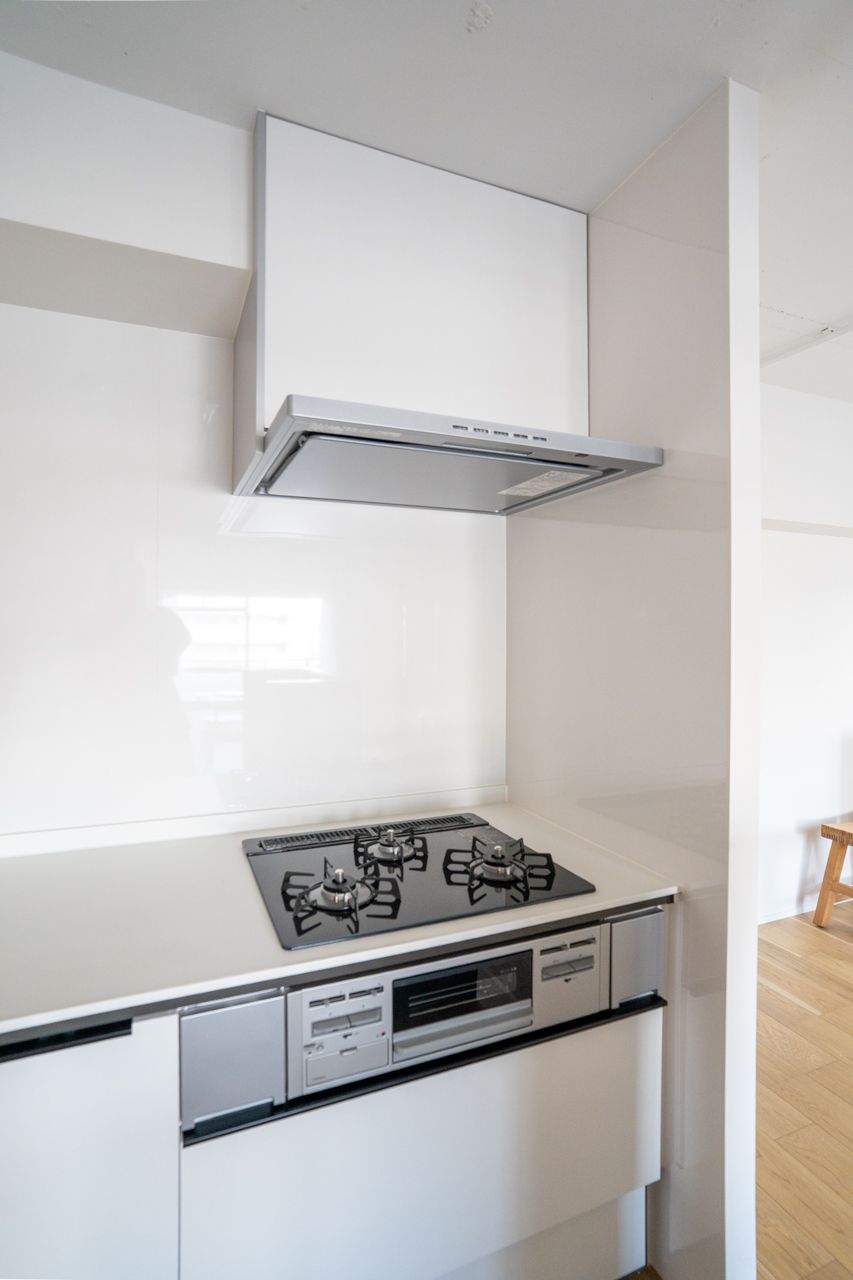 L字キッチンの端に3口ガスコンロ