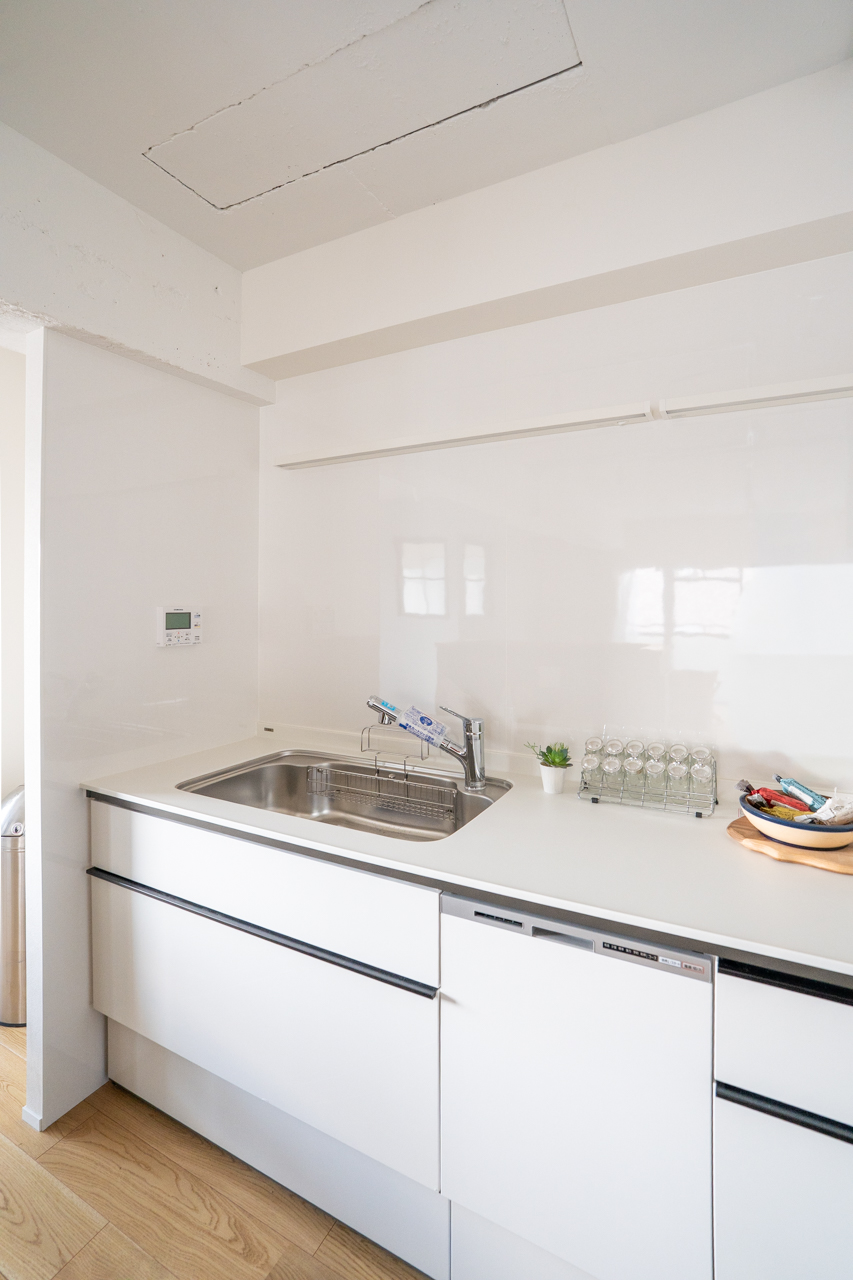 もう一端に横幅あるシンクと食洗機