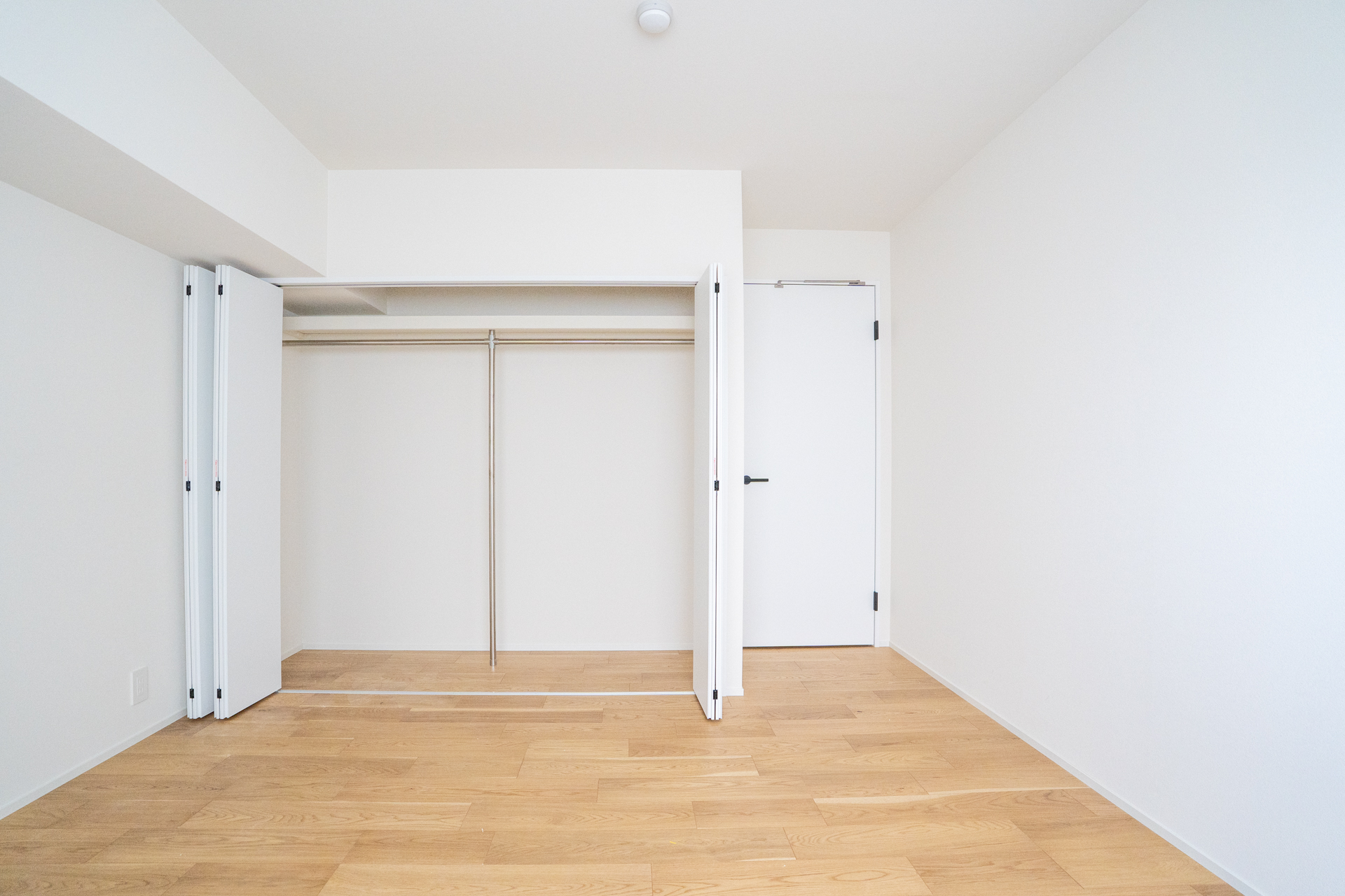 8畳の洋室の収納は大きめ