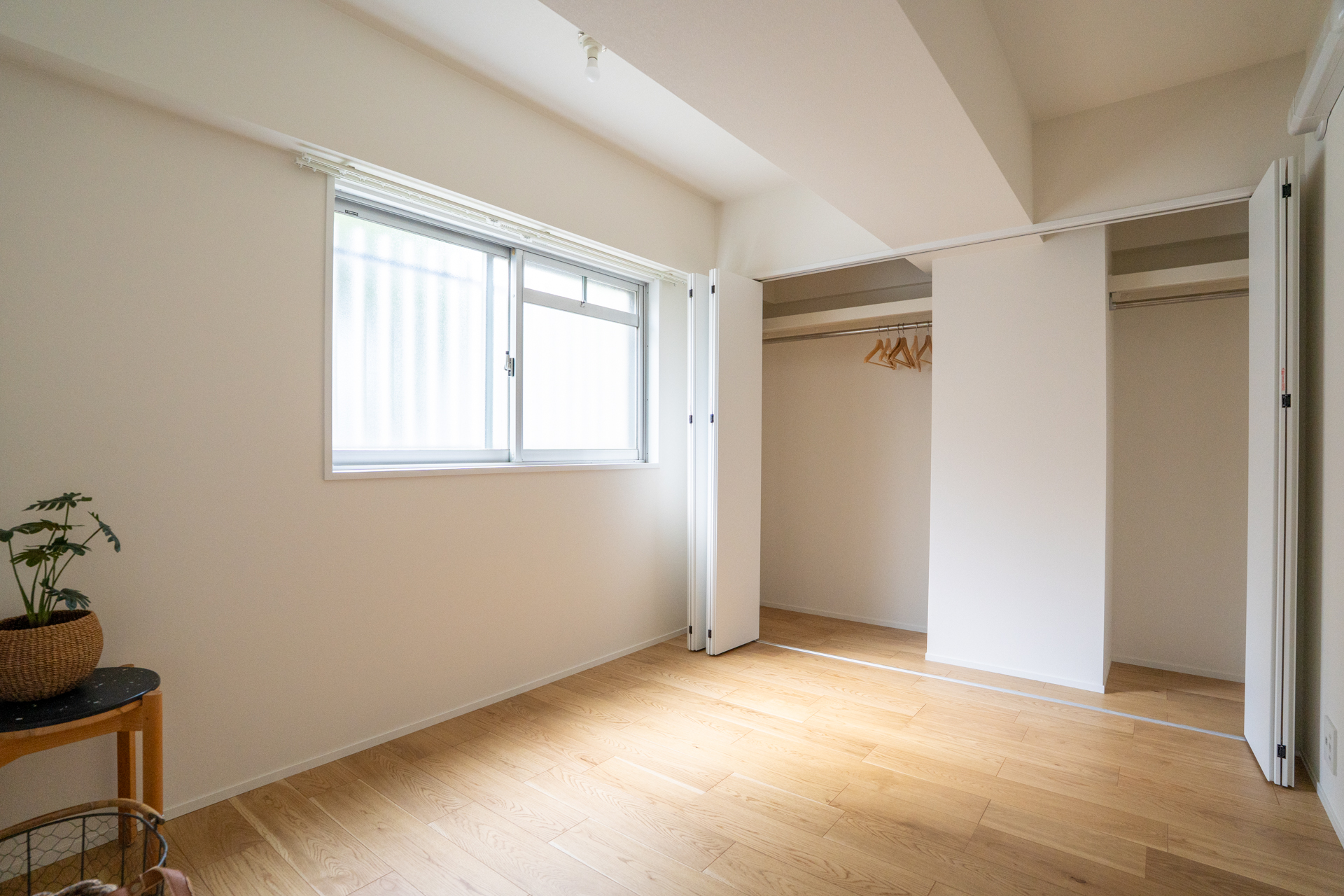 5,3畳の洋室の収納は柱の関係で少し小さめ