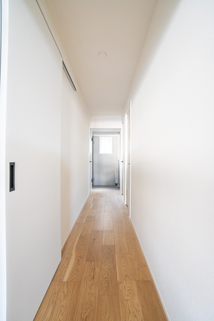 玄関の窓のおかげで廊下にも光が