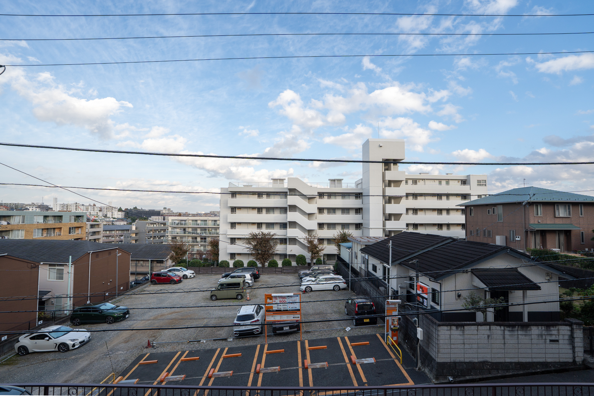 東向きの眺望。今のところ目の前は駐車場