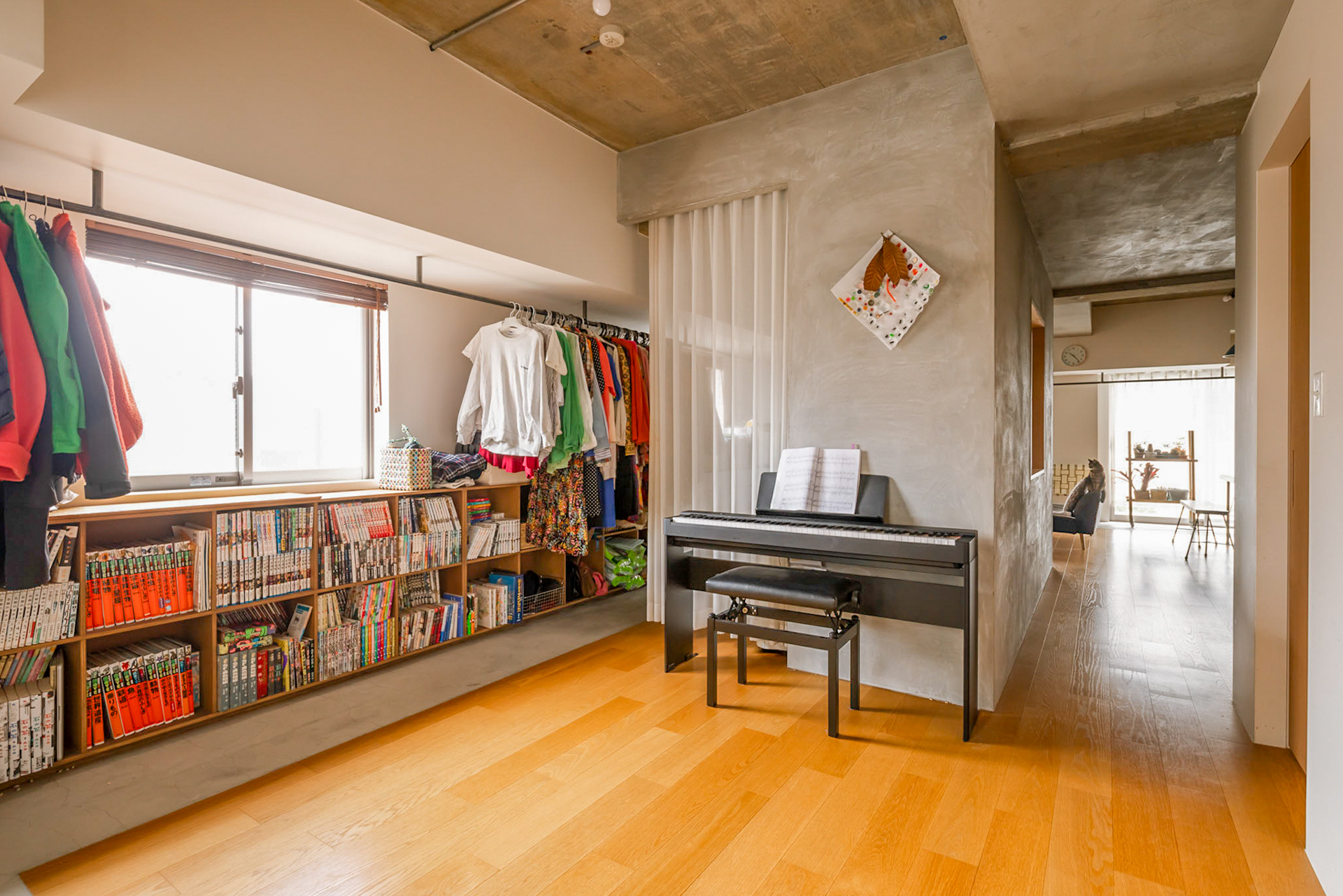 大きなワンルームの中央に、コの字の壁で寝室を仕切ったシンプルな回遊式プラン