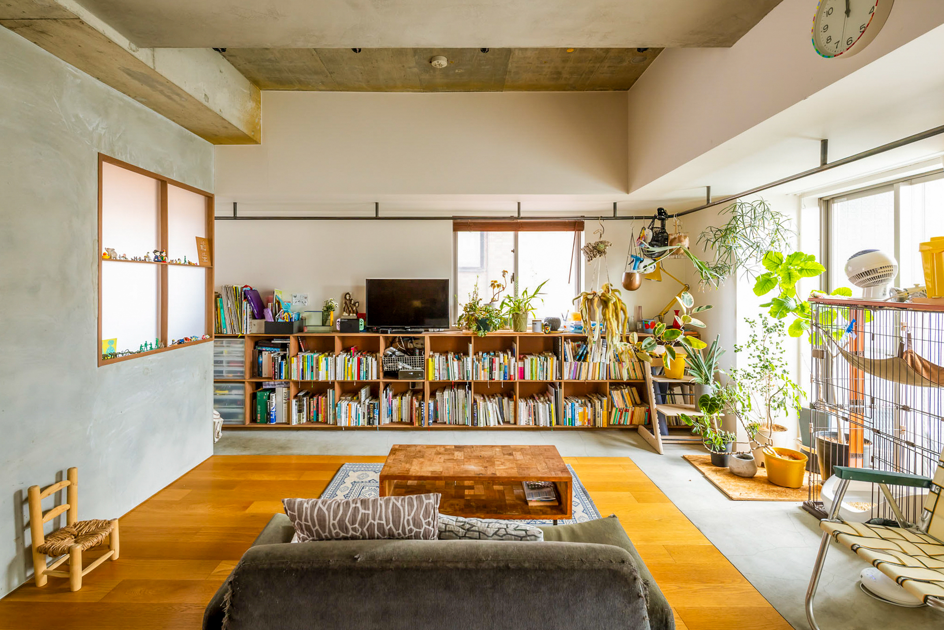 ハンガーパイプの渡された下には腰高の造作棚がずらり