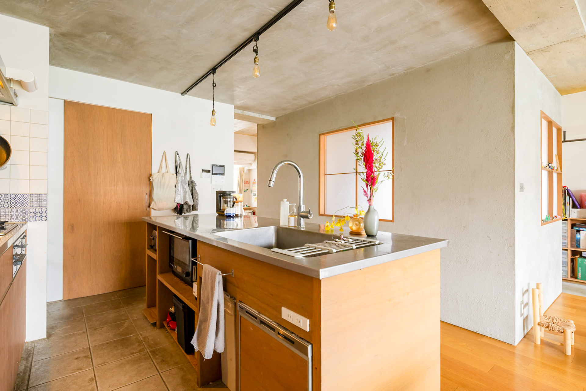 キッチンに立った正面の小窓を開けることで開放感が出ます