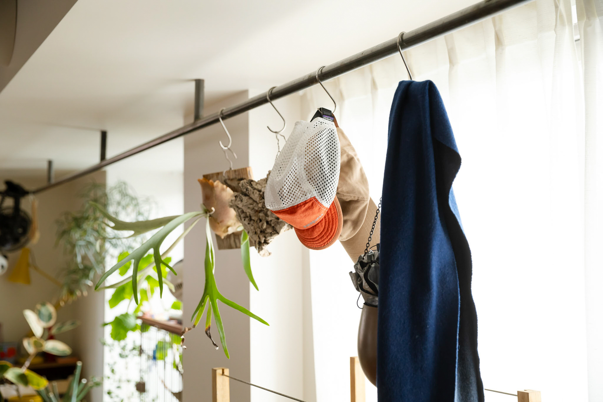 窓辺のハンガーパイプには植物や洋服をかけたり、室内干しとしても利用できます