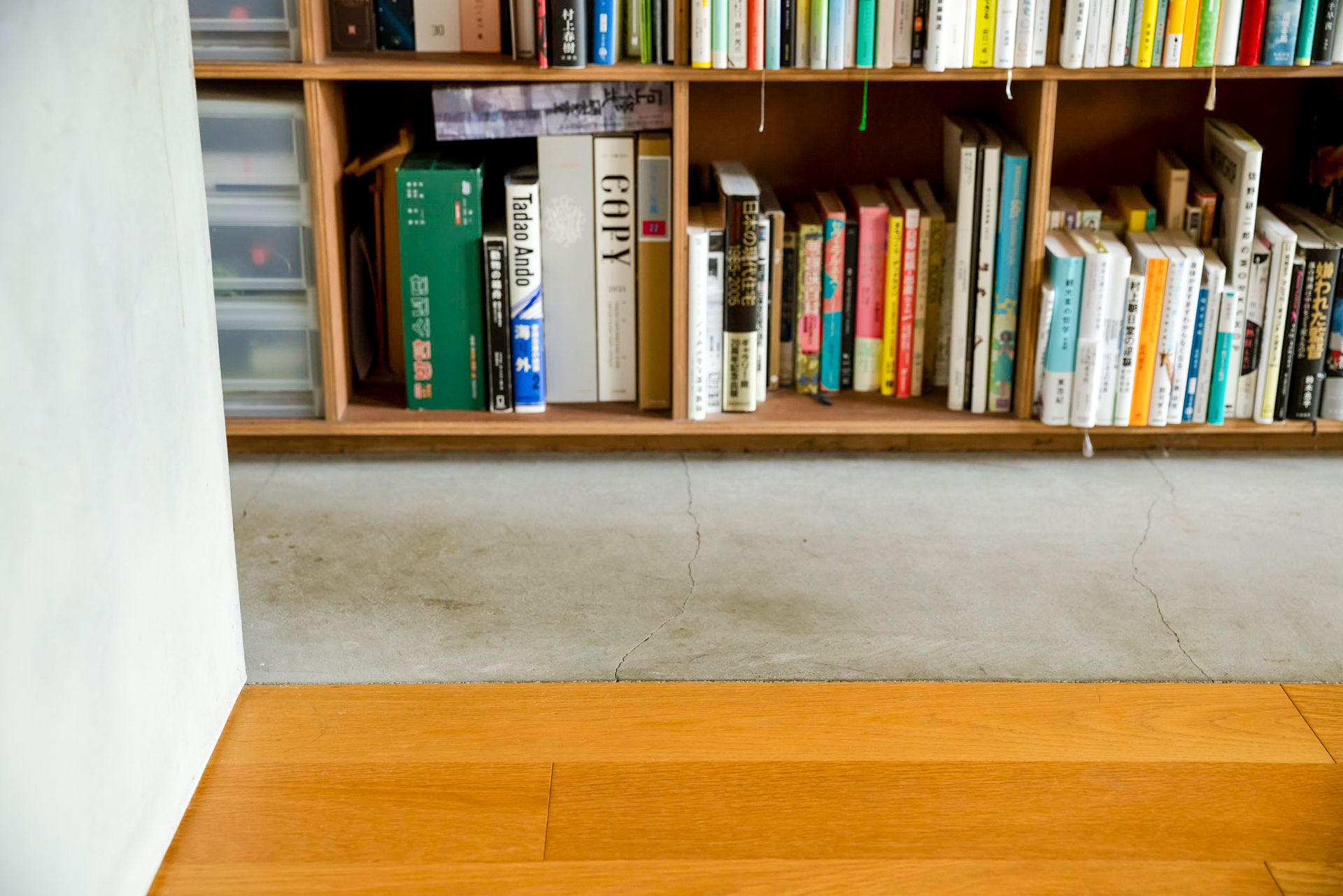 窓辺の床が土間なので水遣りするのに安心ですね