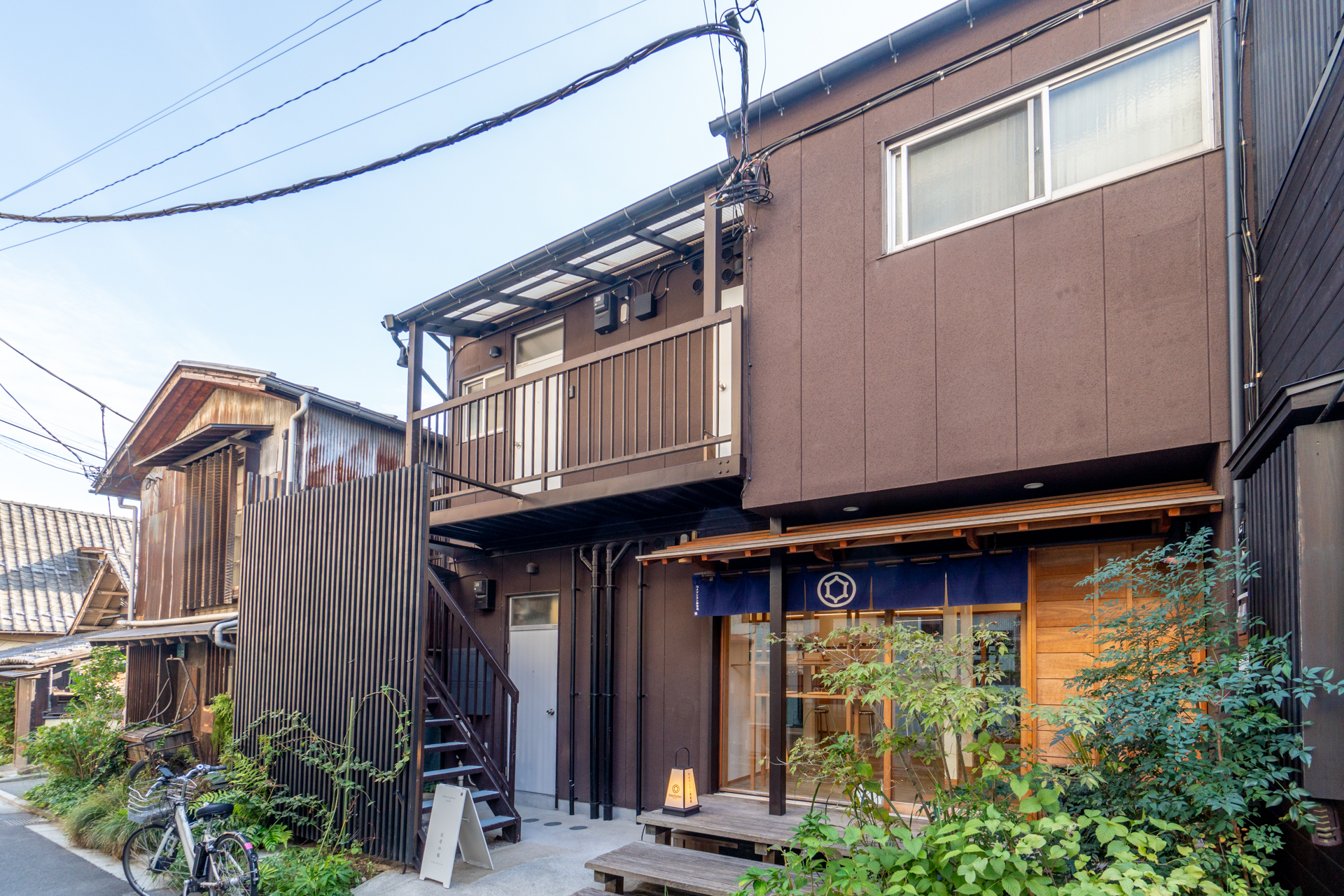 建物は風景に馴染むシックな空間