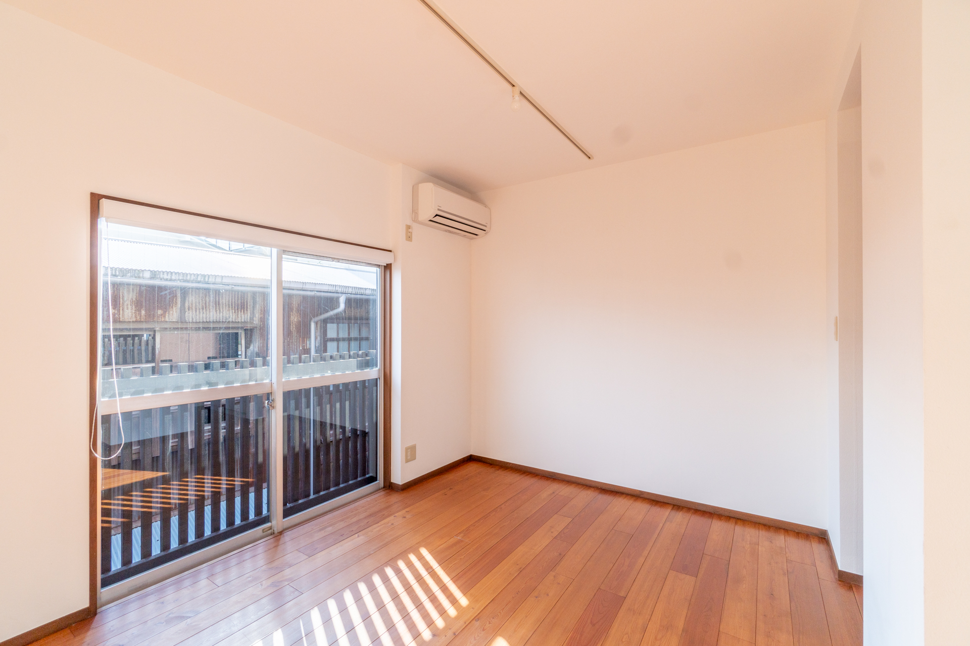 窓が大きく明るい