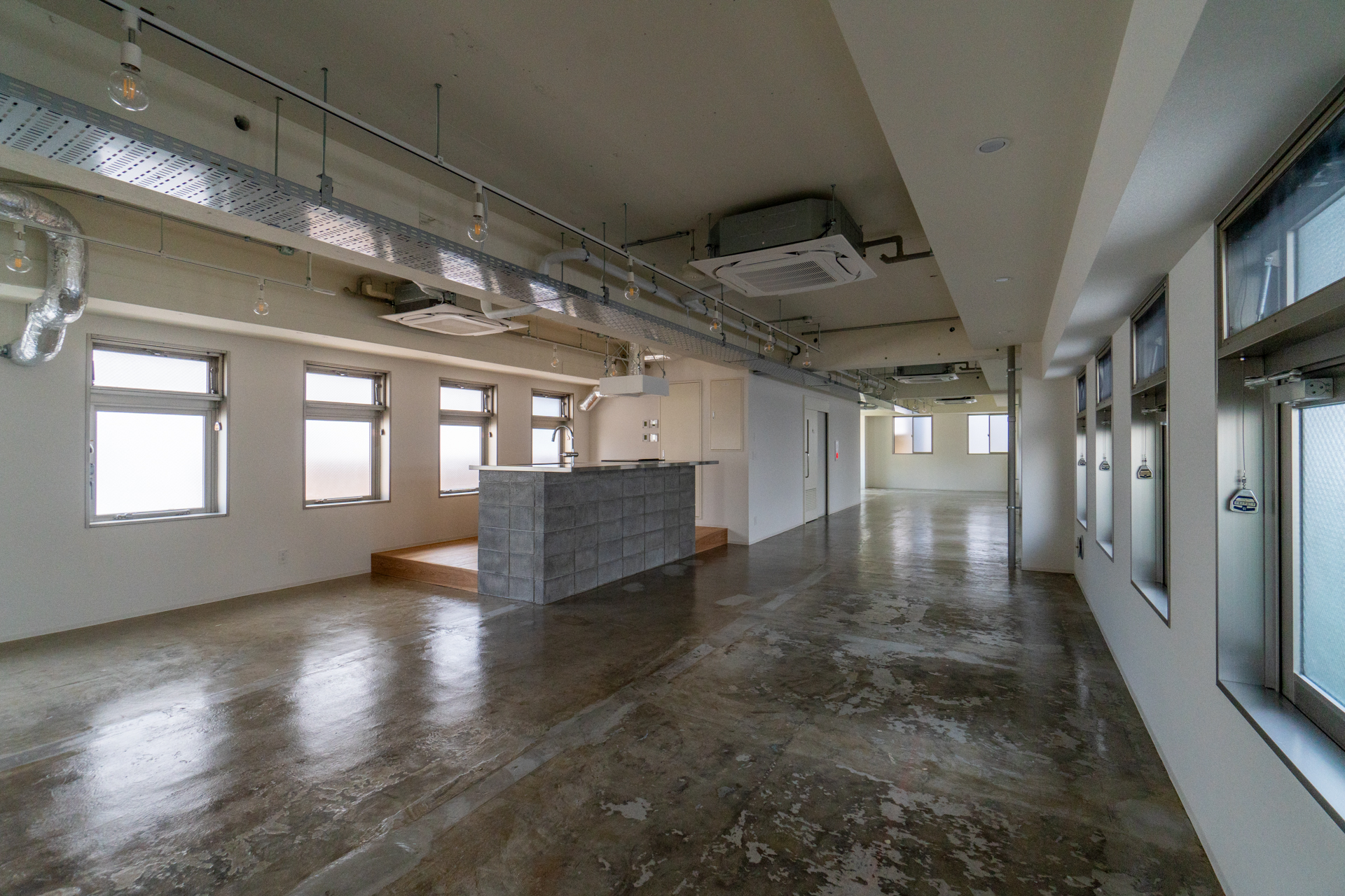 手前にキッチン（4階）