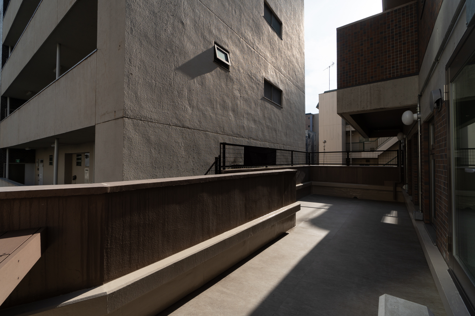 3階は隣の区画にルーフバルコニー