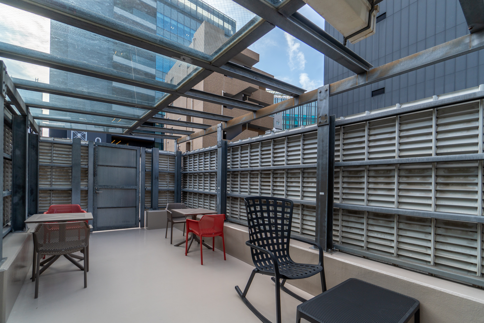 4階のルーバル手前は共用の休憩スペース