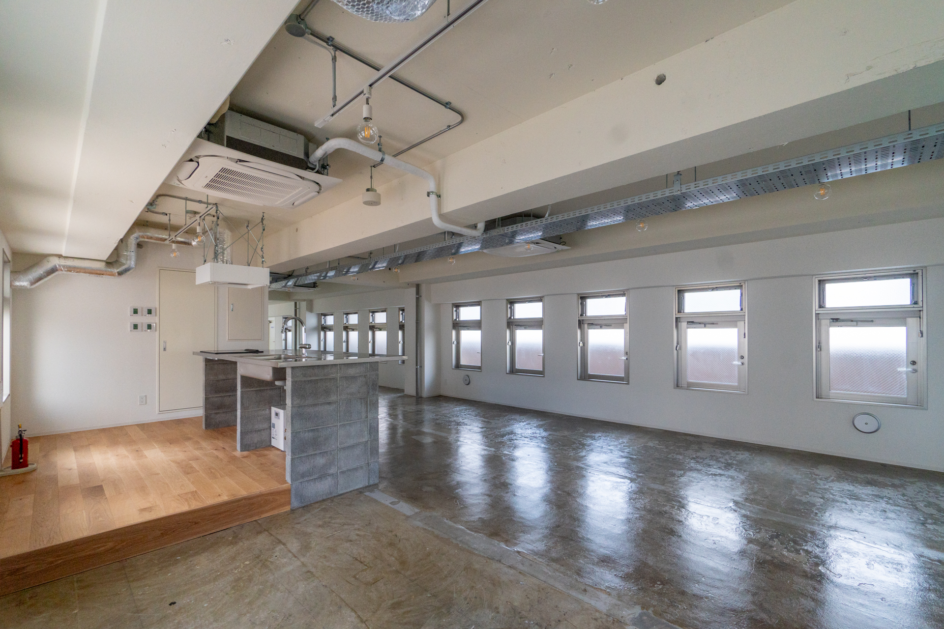 窓が多く明るいオフィス（4階）