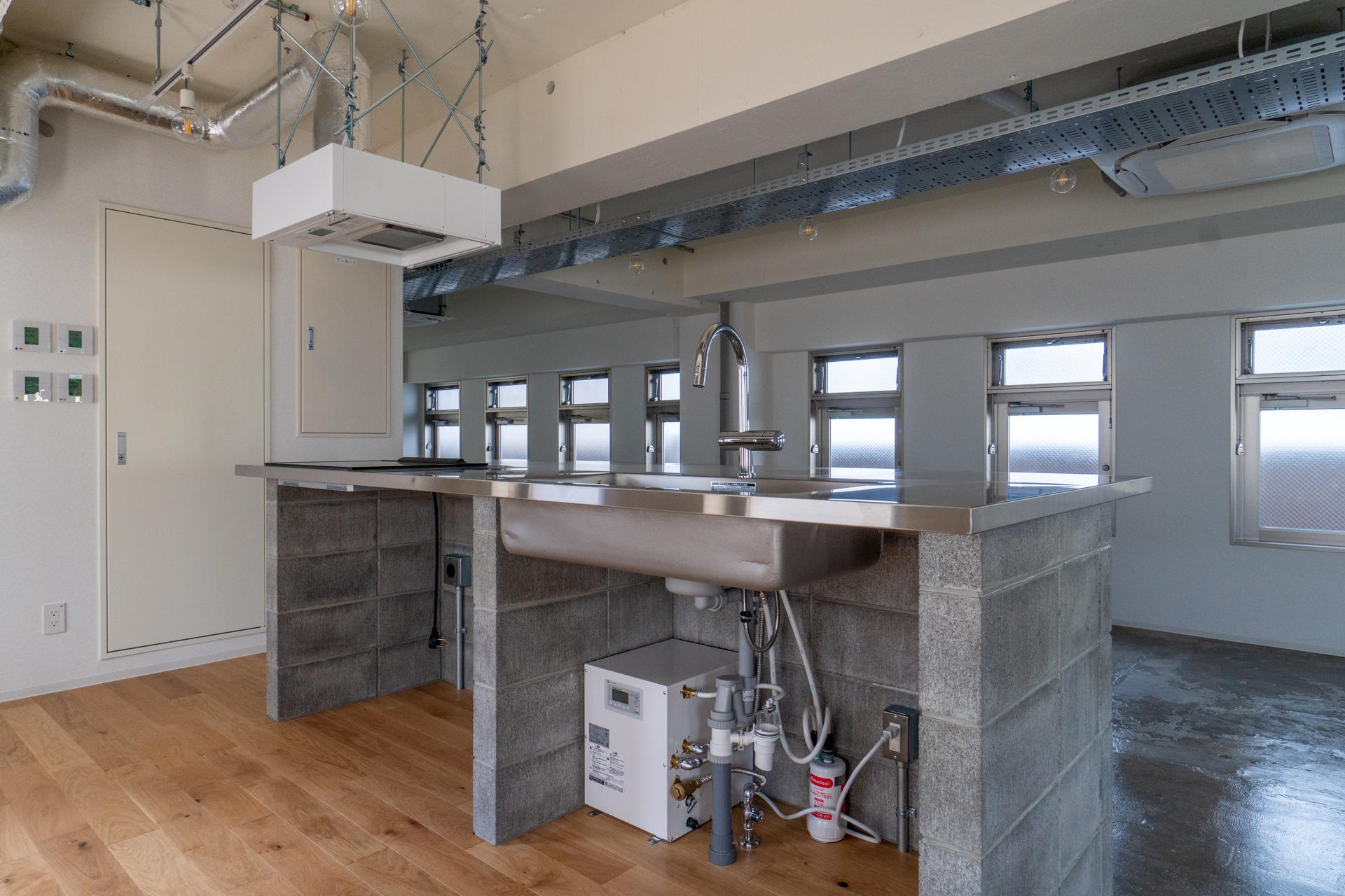 キッチン裏側（4階）