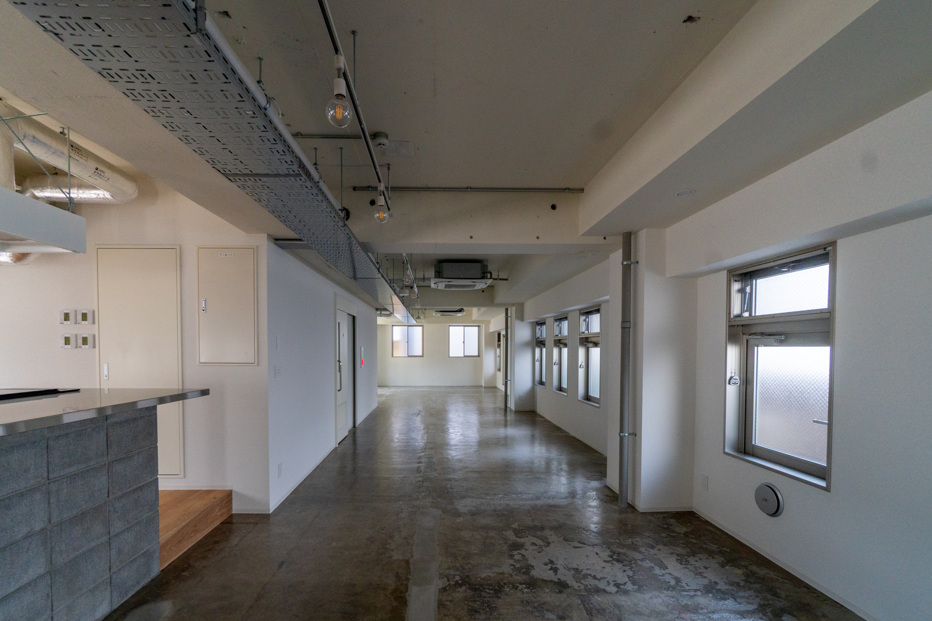 奥まで見渡せる縦長オフィス（4階）