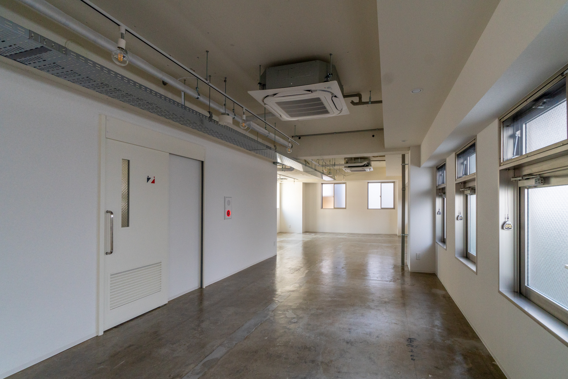 真ん中にはトイレがあります（4階）