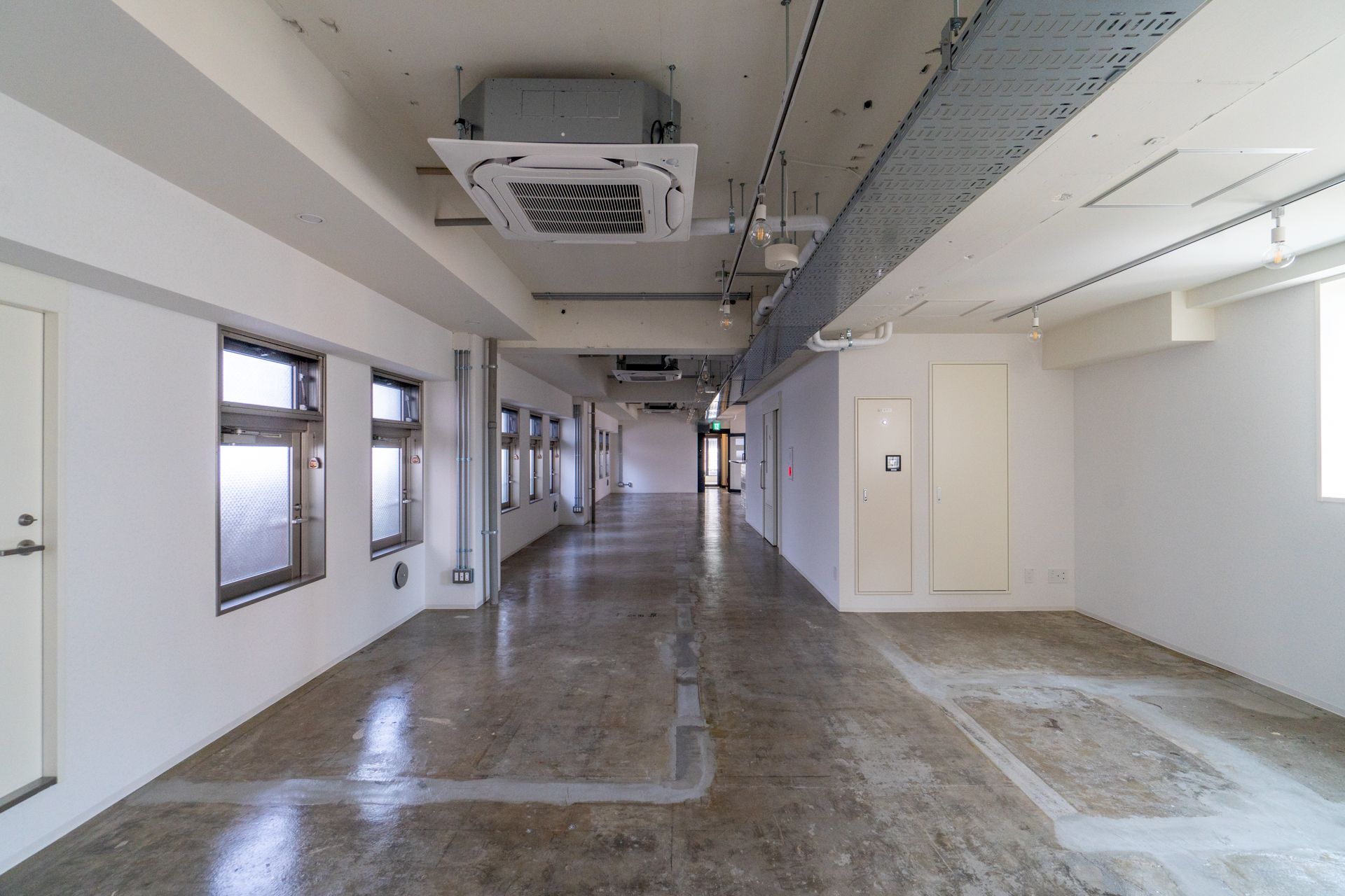 奥から入口にかけて（4階）