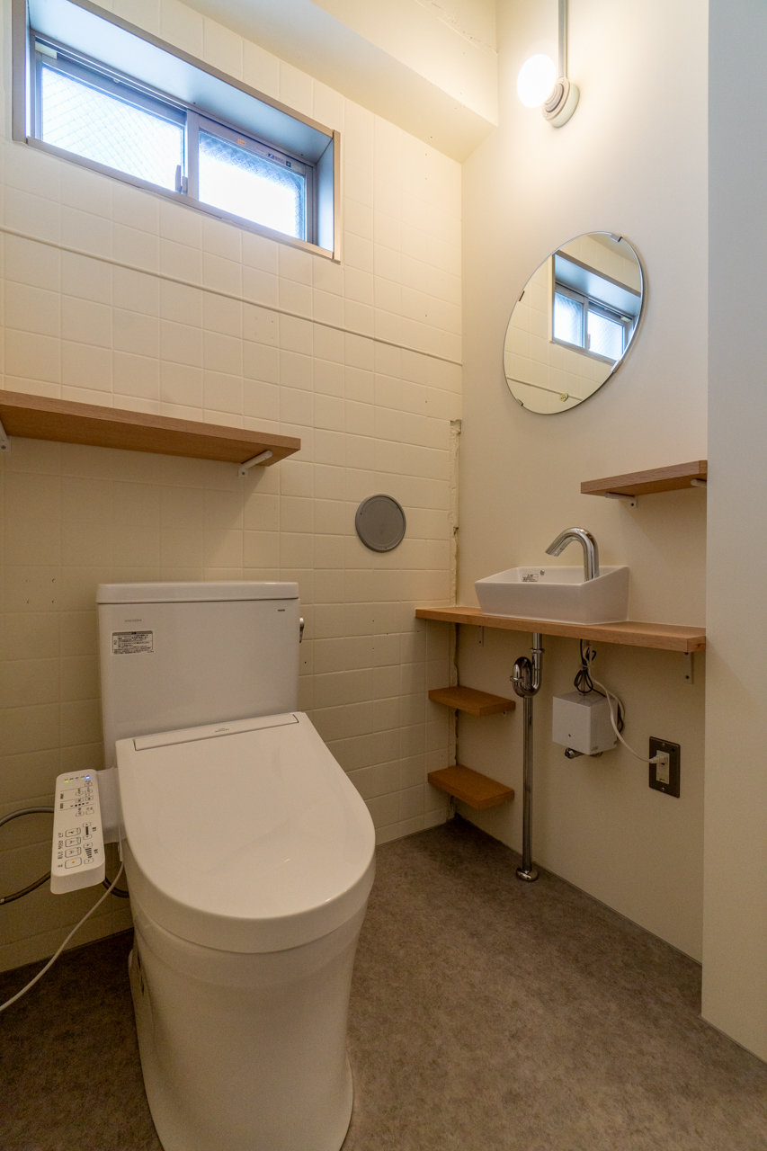 男女別のトイレと洗面（4階）