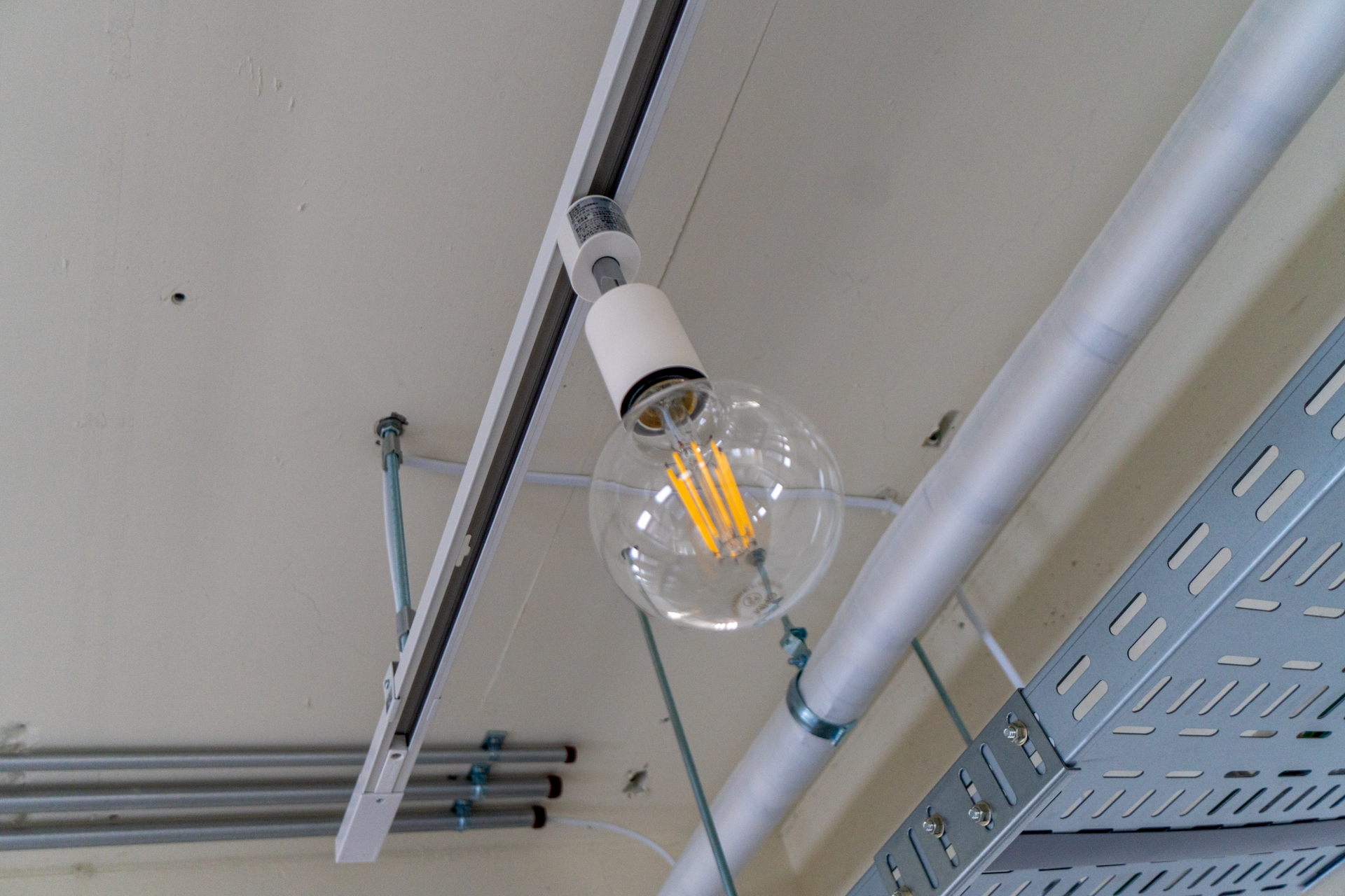 照明はレールにアレンジしましょう（4階）