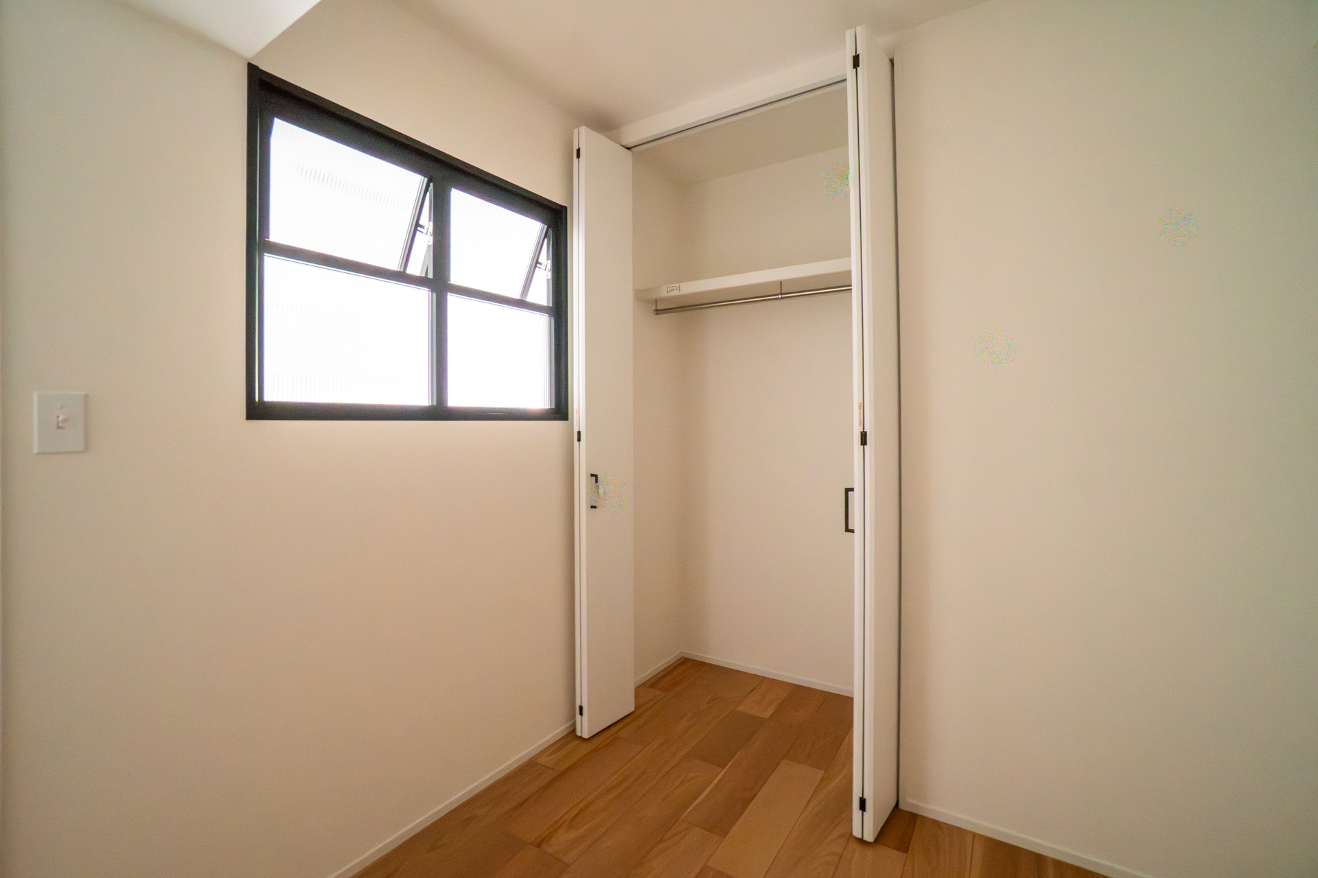 内窓のある洋室の収納