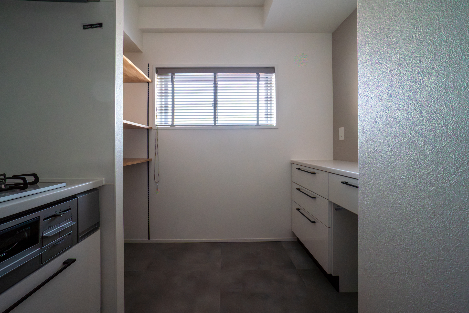 キッチン奥のパントリーも二の字