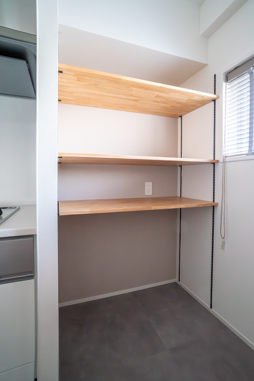 可変式な棚のパントリーにはコンセントも