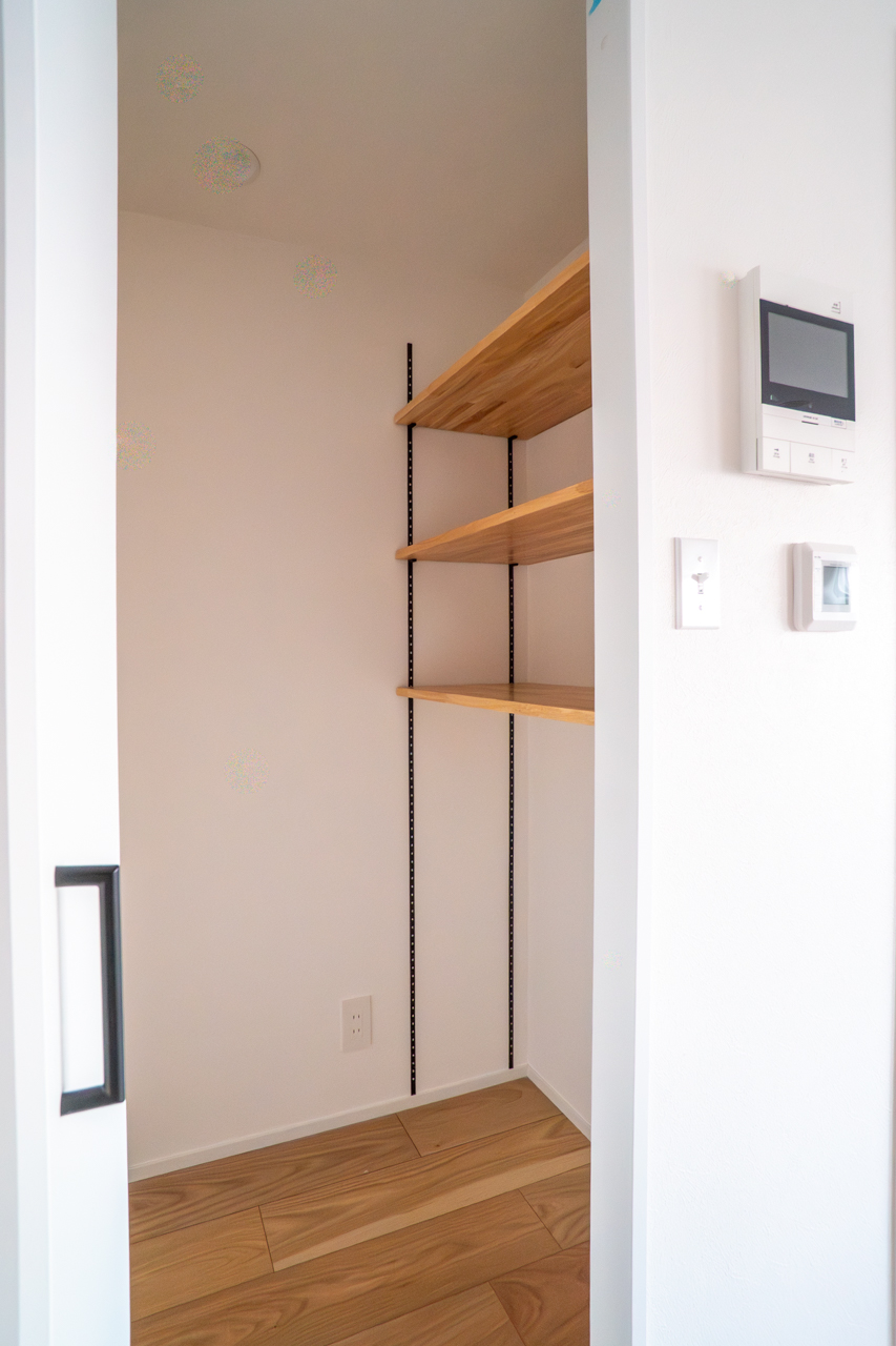 ダイニング横にも収納