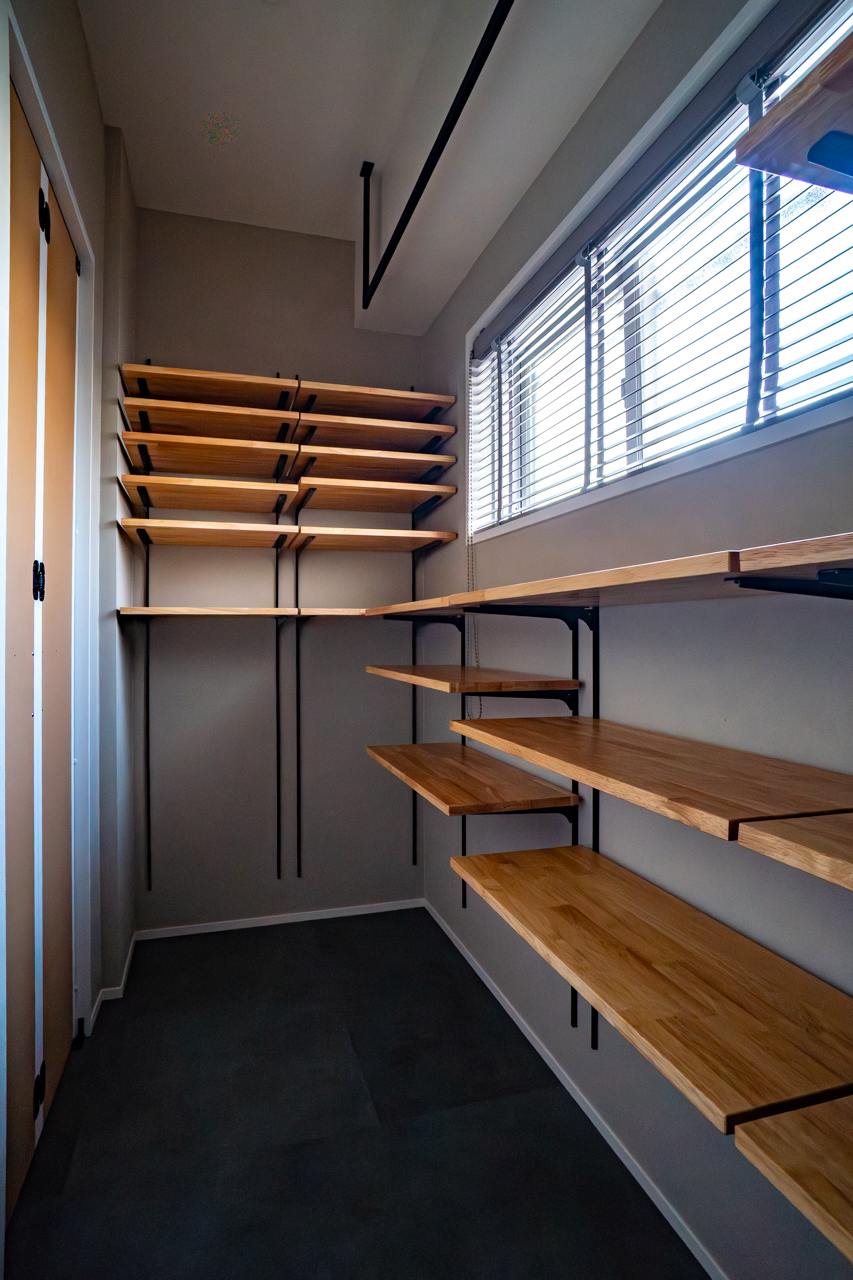 SICは窓もある比較的広い作り