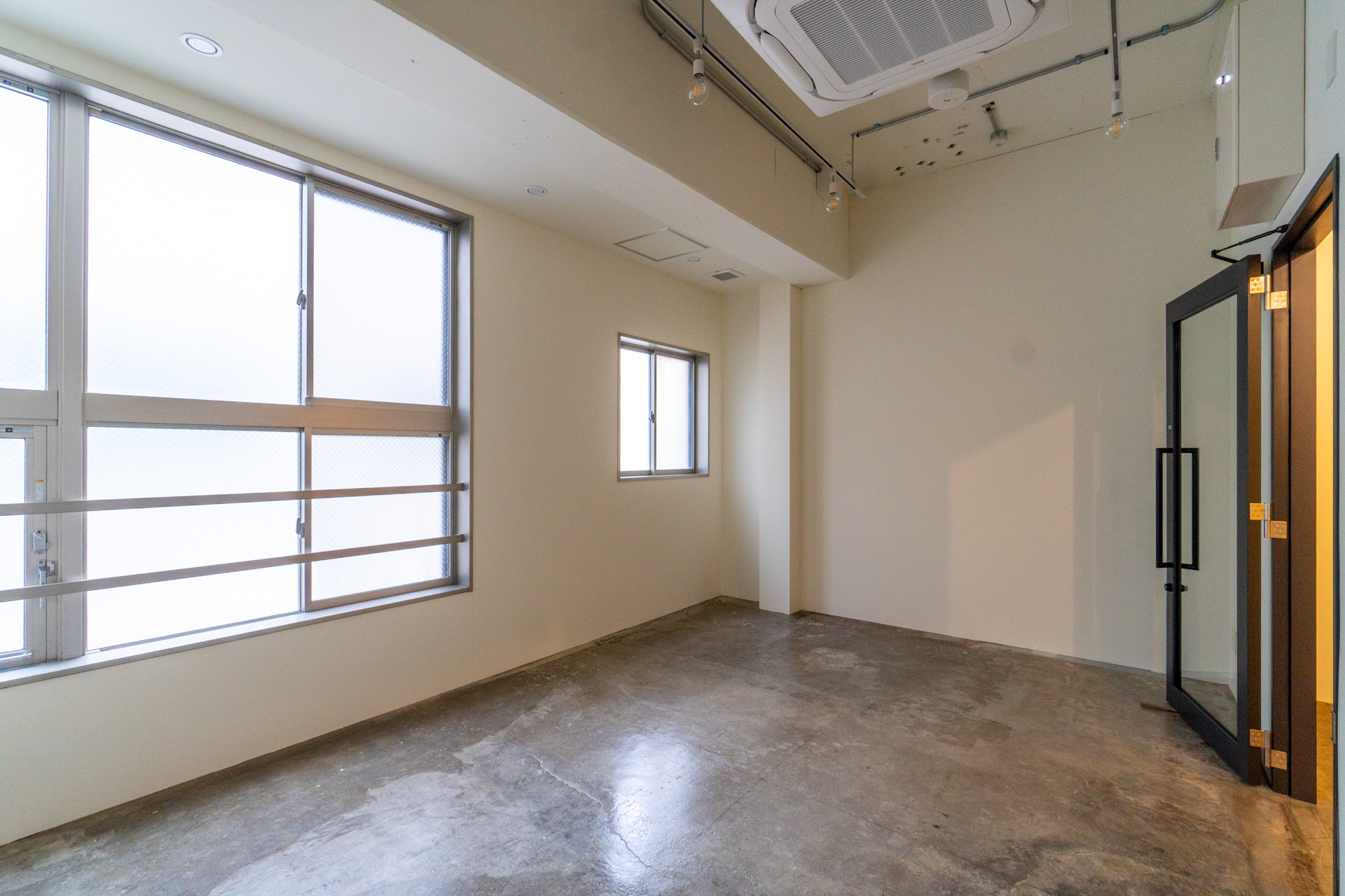 窓が大きくて明るく天井も高い（2階事務所2）