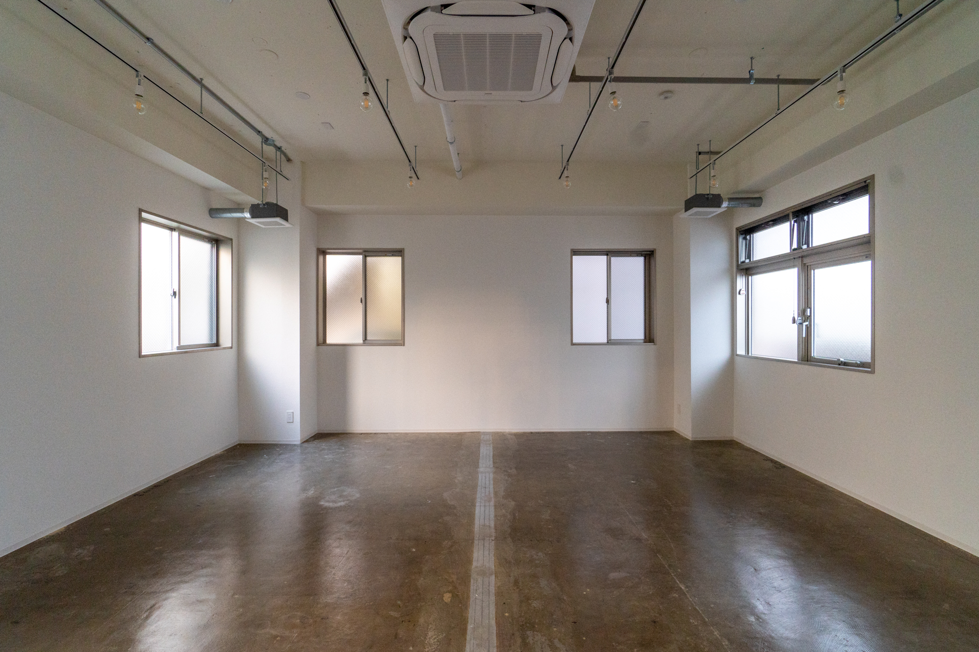 中くらいのサイズの事務所区画（2階事務所5）