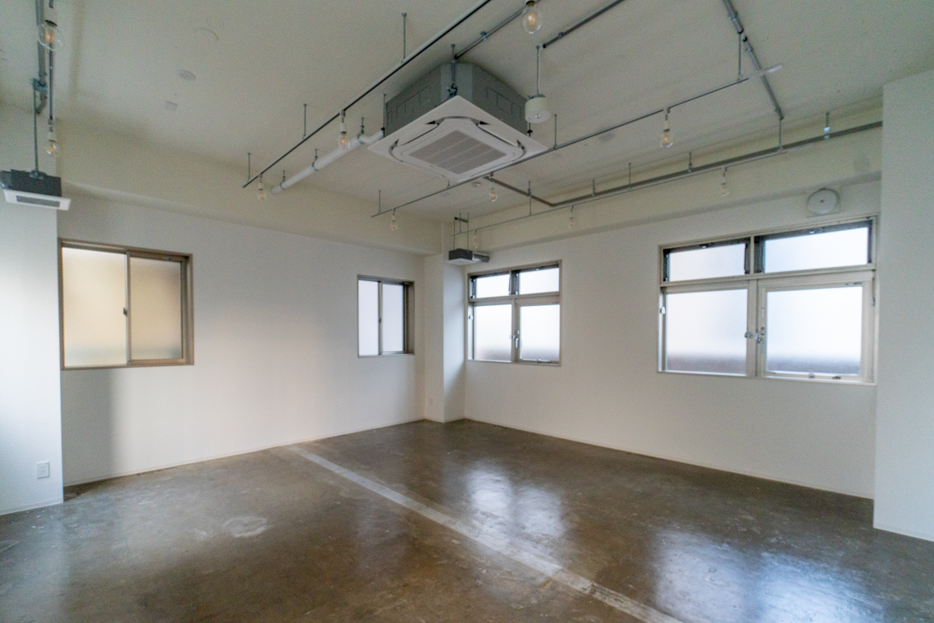 シンプルで使いやすい内装（2階事務所5）