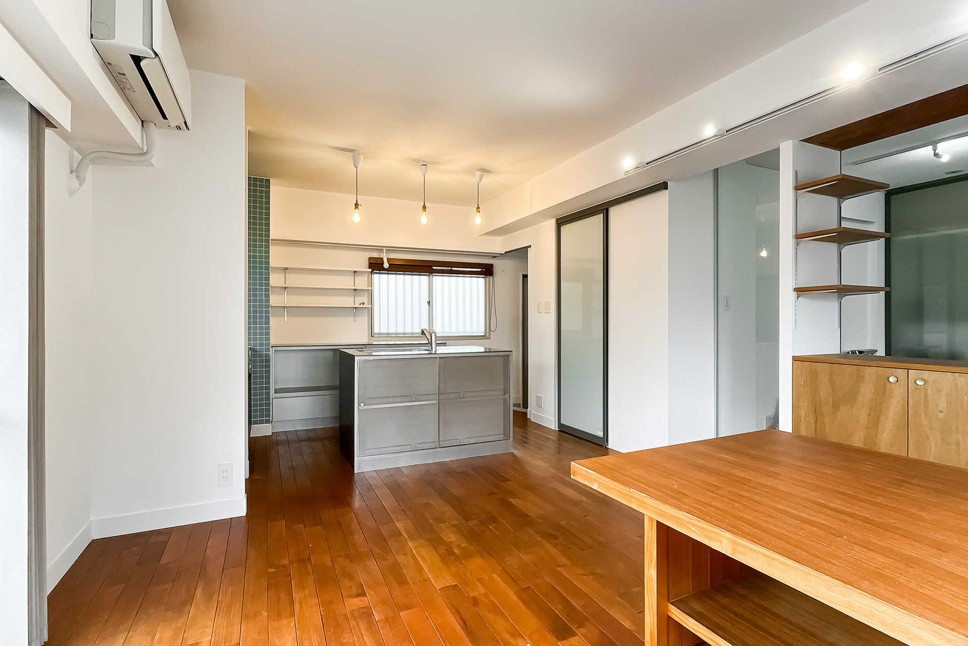 キッチン側にも窓があり、カウンターには収納も