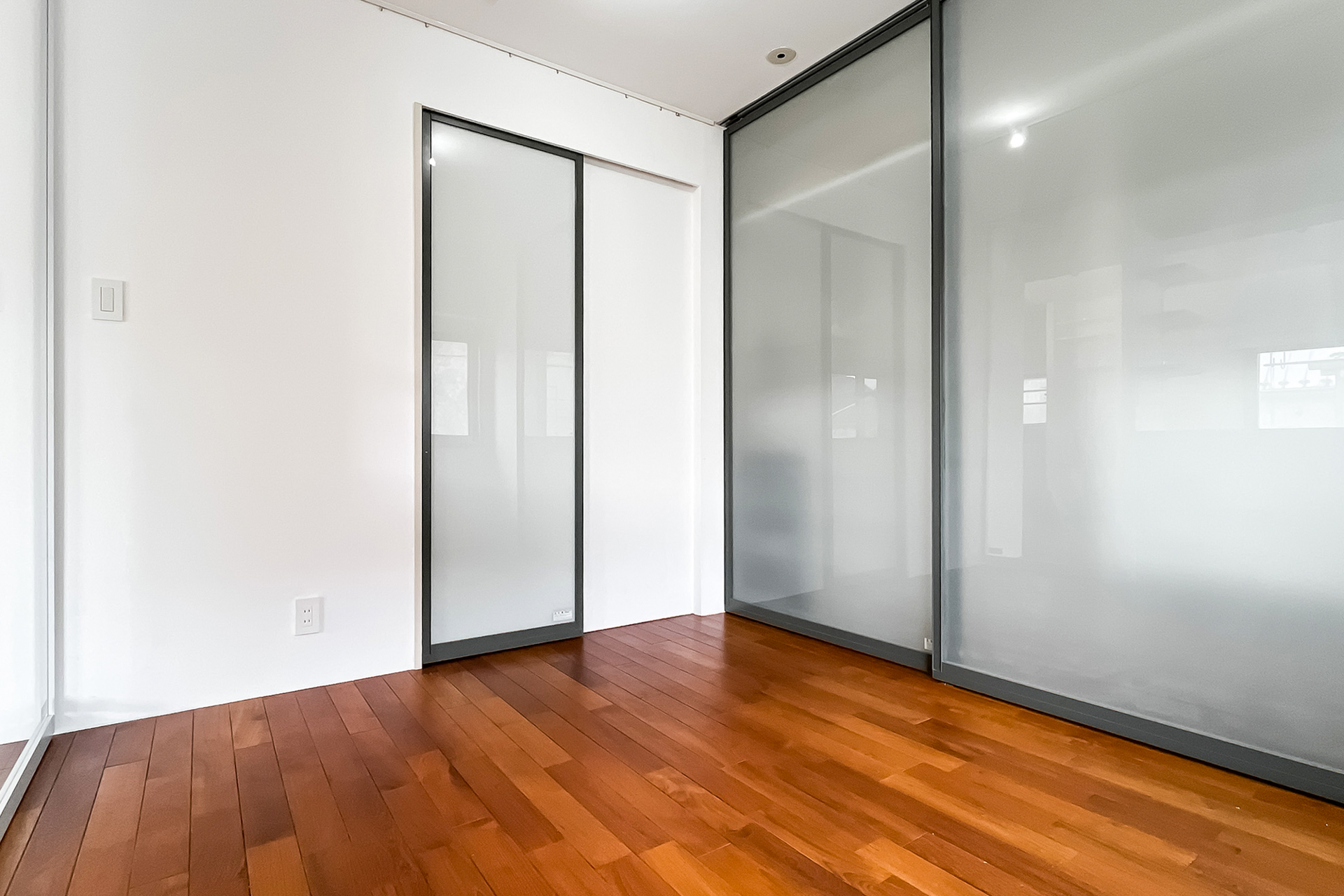 曇りガラスの戸は圧迫感を軽減して清潔感を足してくれる