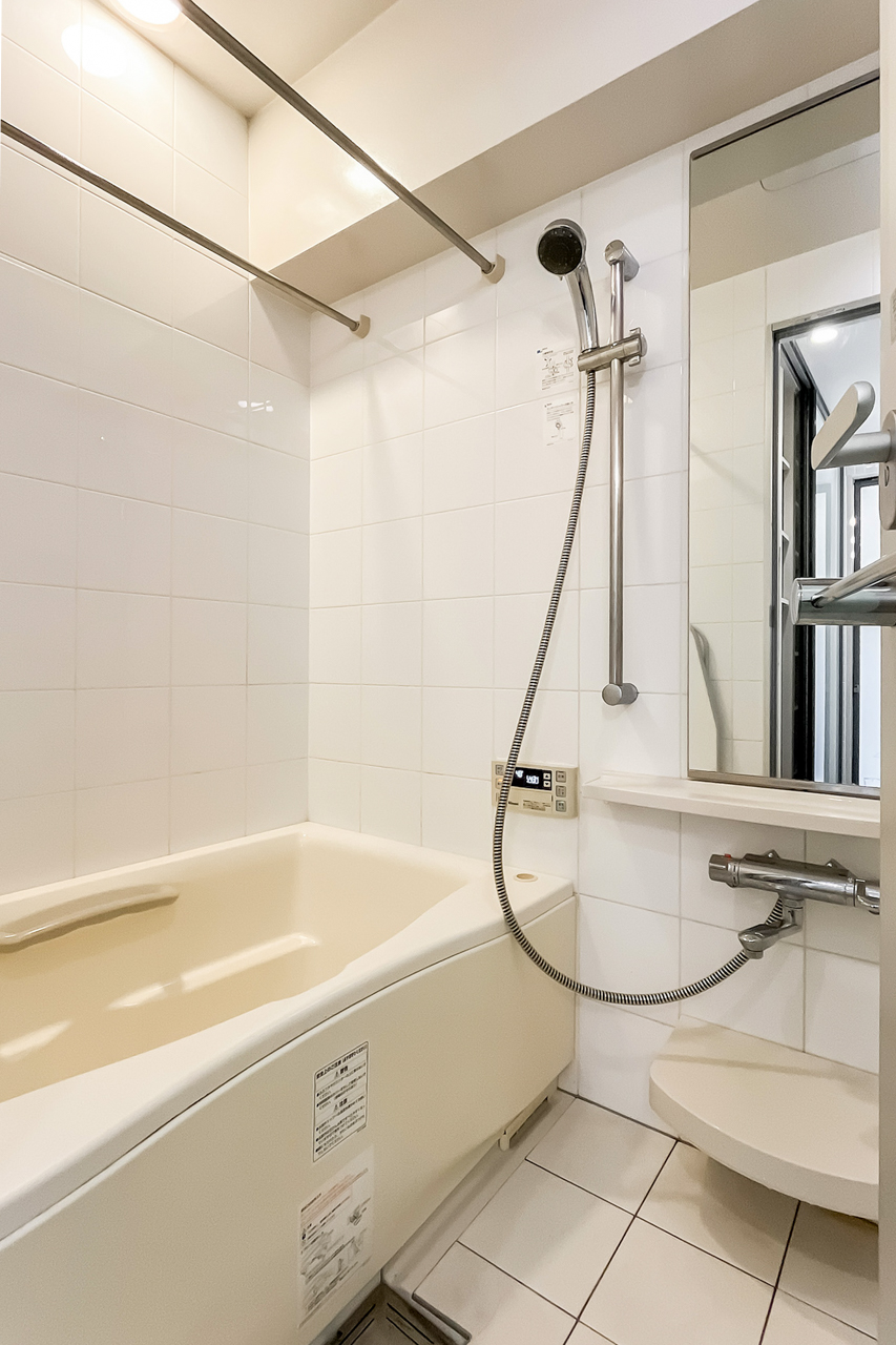 必要十分な浴室