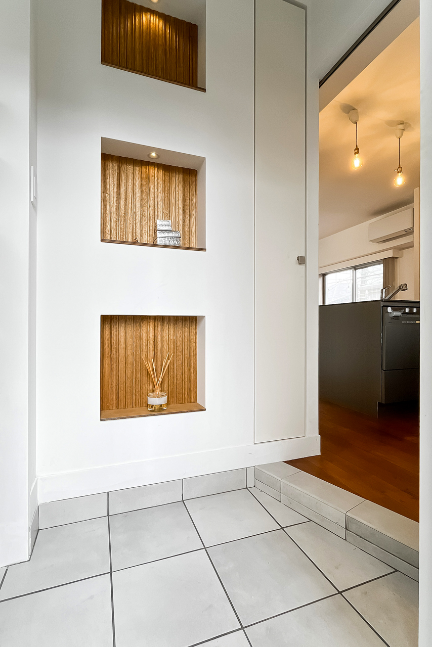 飾り棚もあり、飾るもよし、実用的な棚にするもよし