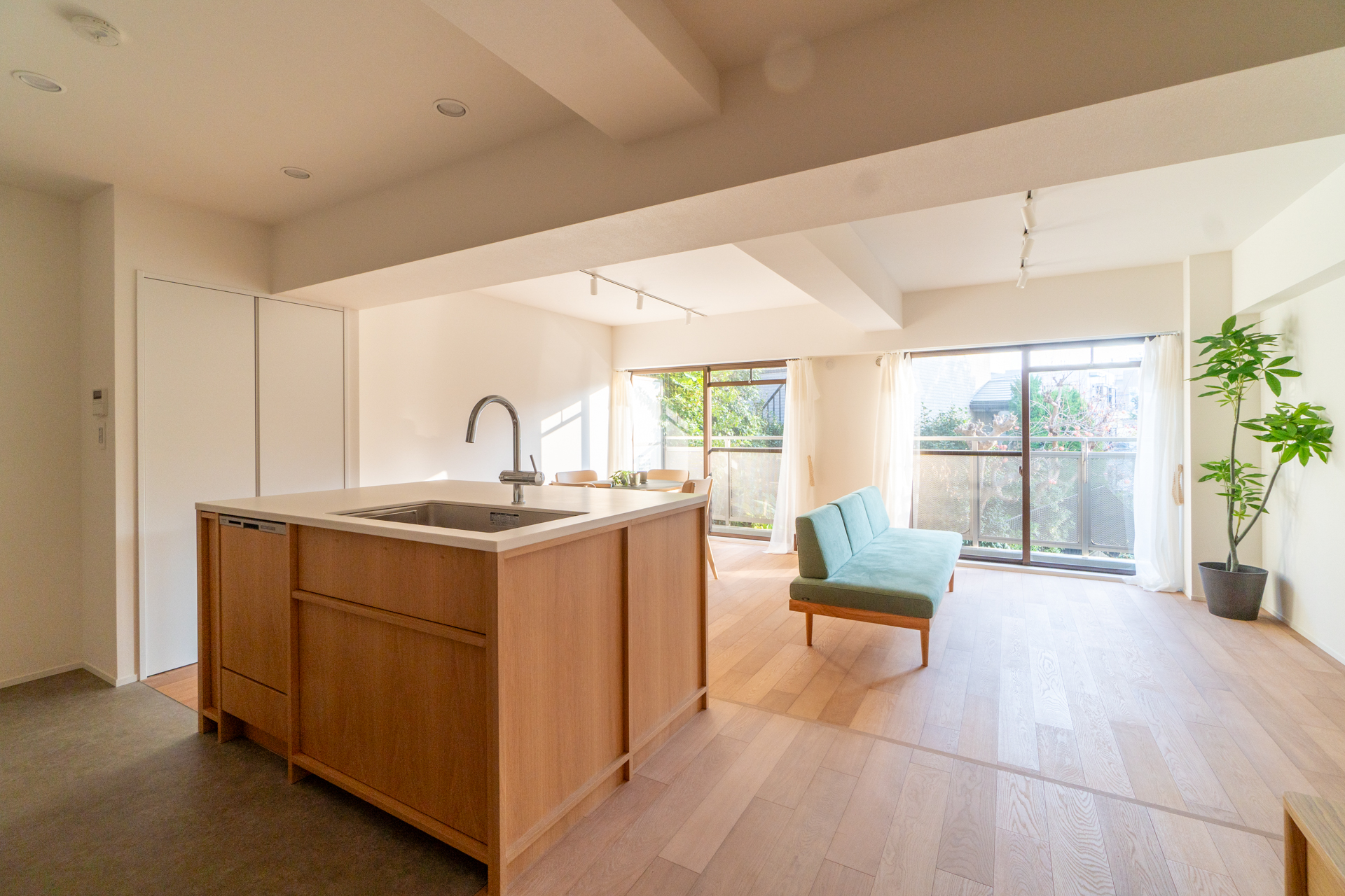 20帖の先の借景と空