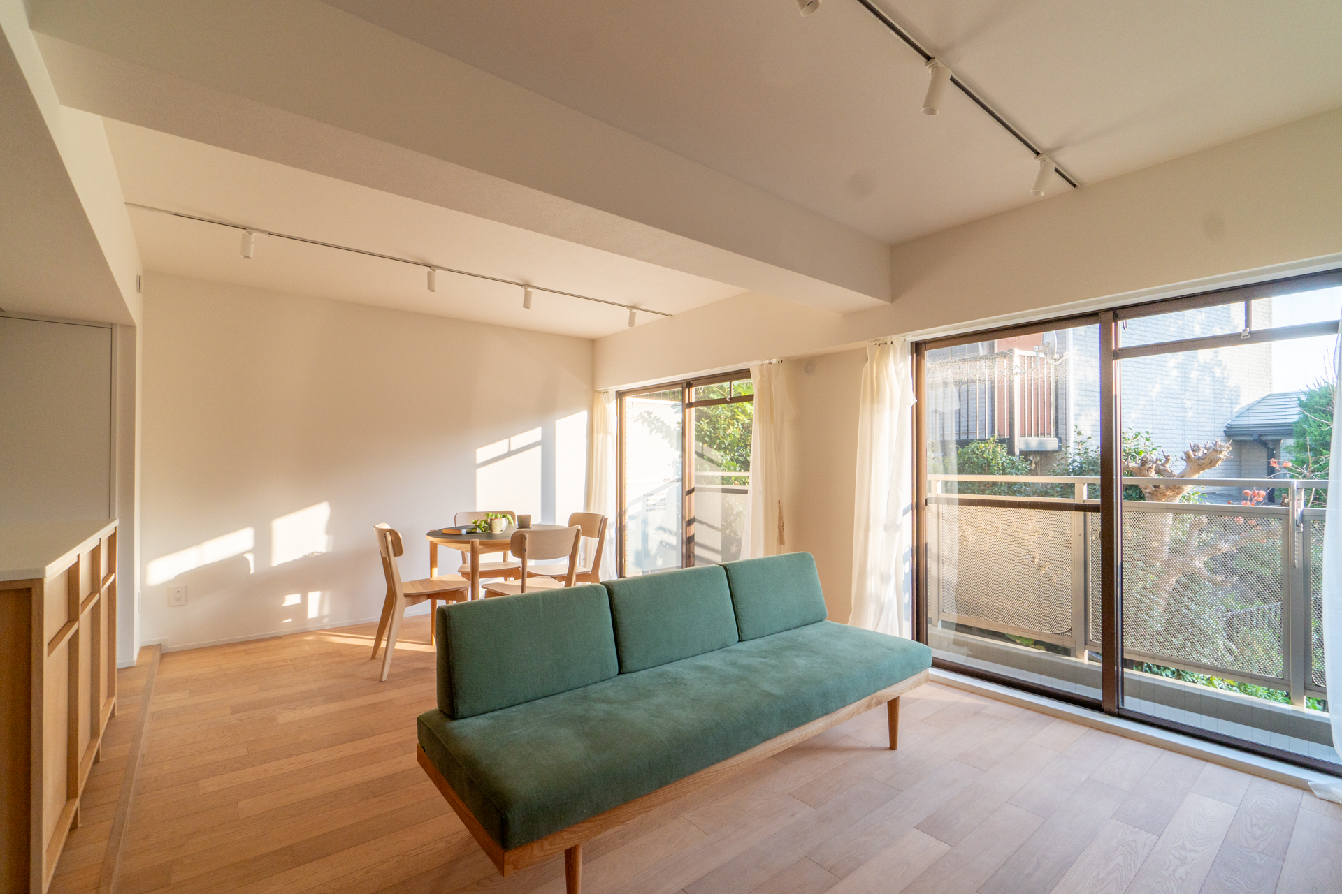 低い家具を置いてLOWな空間にしたい